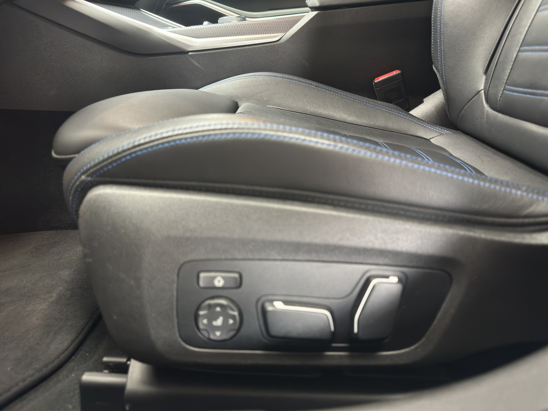 BMW 320d xDrive M Sport Steptronic-image-7