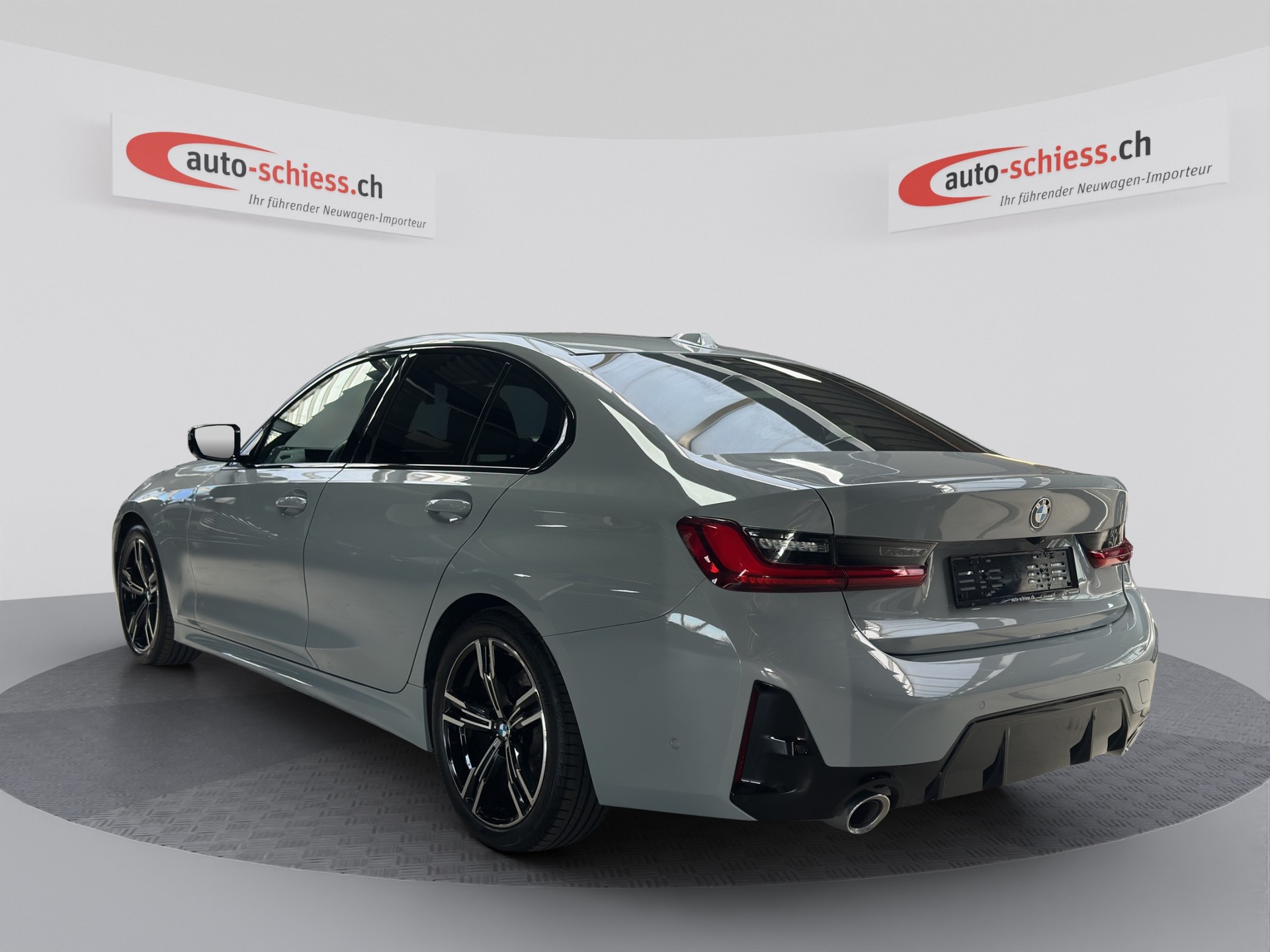 BMW 320d xDrive M Sport Steptronic-image-2