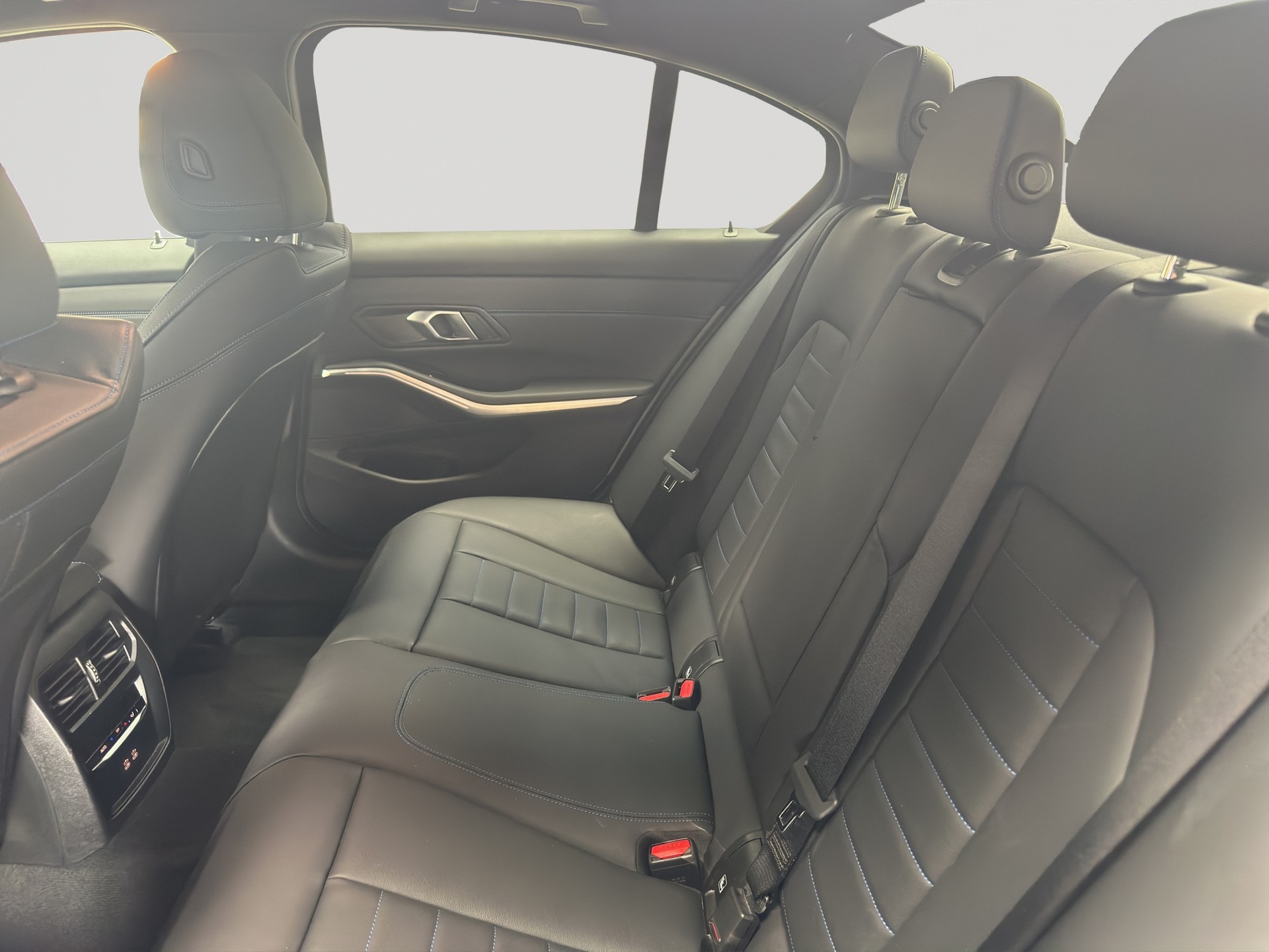 BMW 320d xDrive M Sport Steptronic-image-8