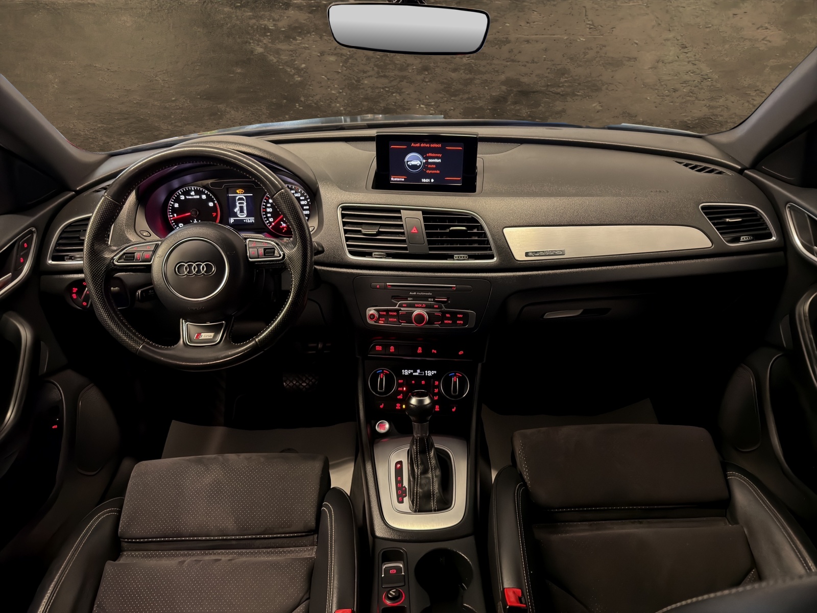 AUDI Q3 2.0 TFSI sport quattro S-tronic-showroom-element-3