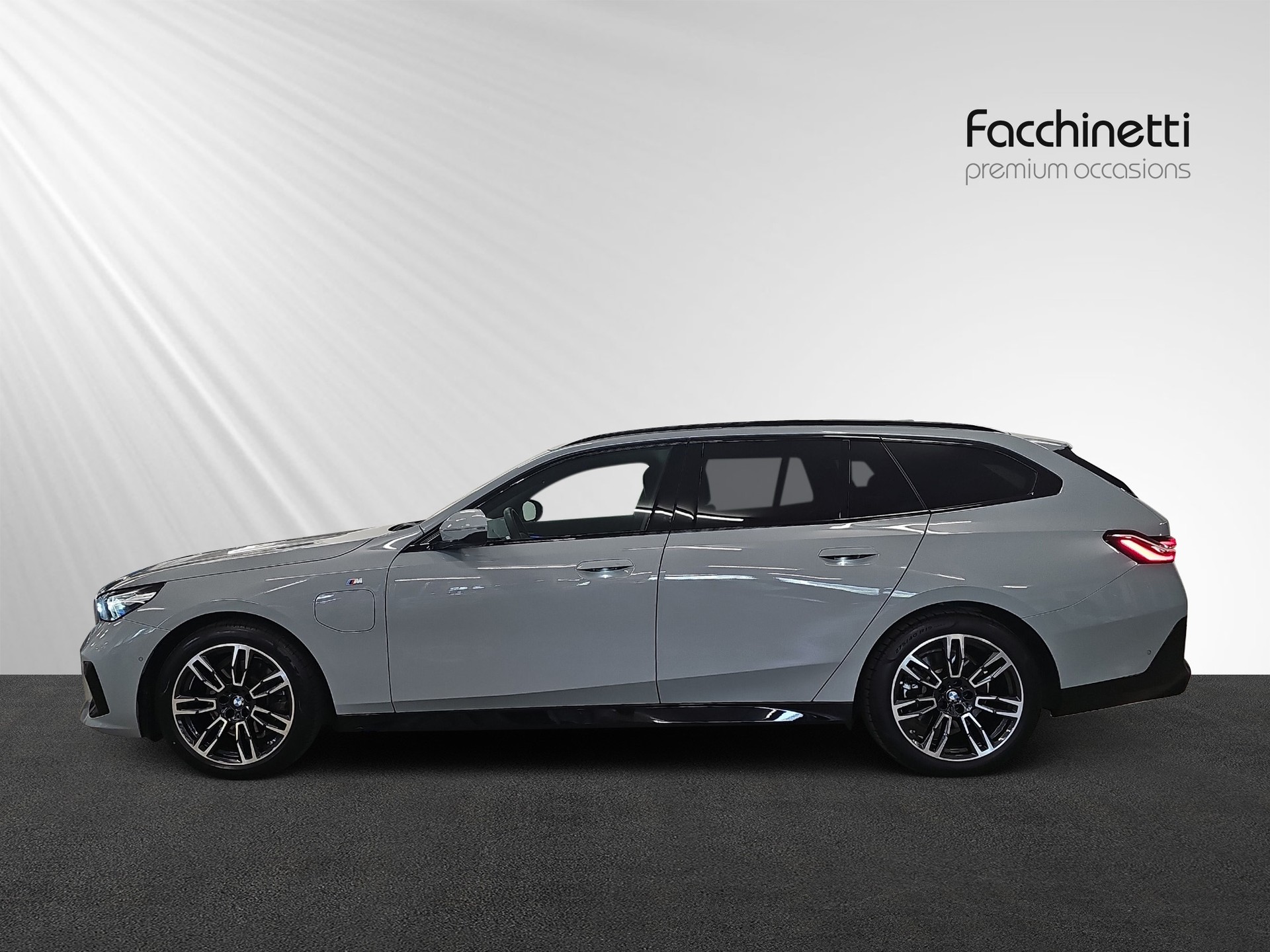 BMW 530e xDrive Touring M Sport Steptronic-showroom-element-1