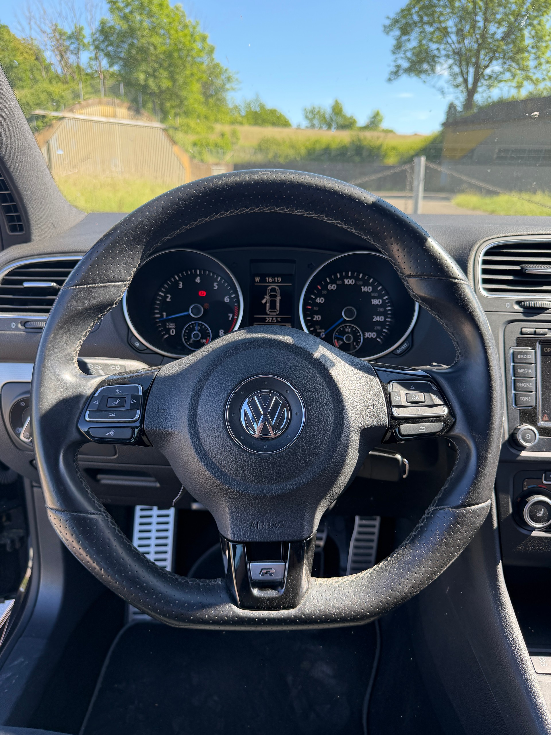 VW Golf 2.0 TSI R 4Motion-image-12