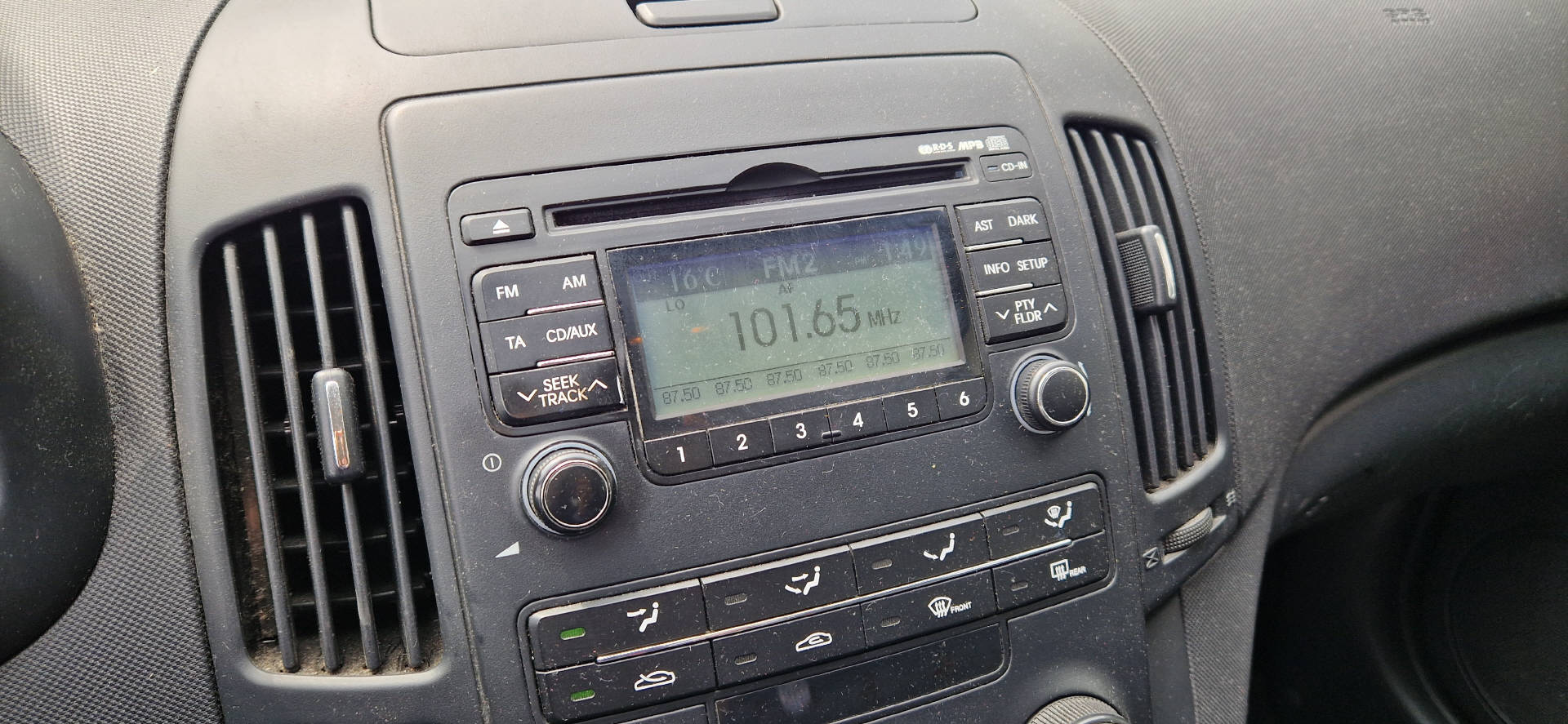 HYUNDAI i30 1.6 CRDi Style-image-5