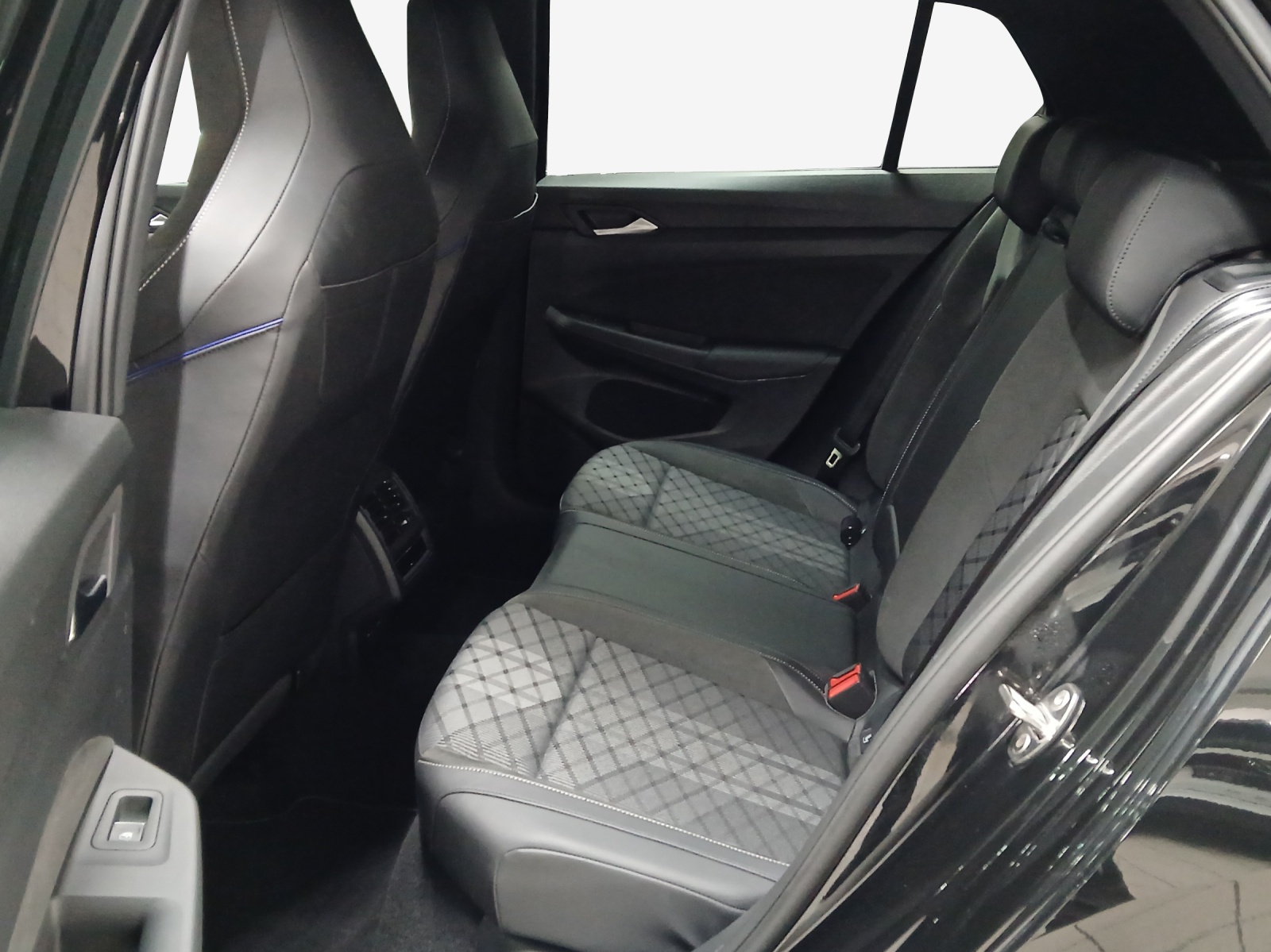 VW Golf 1.5 e TSI mHEV R-Line DSG-image-11