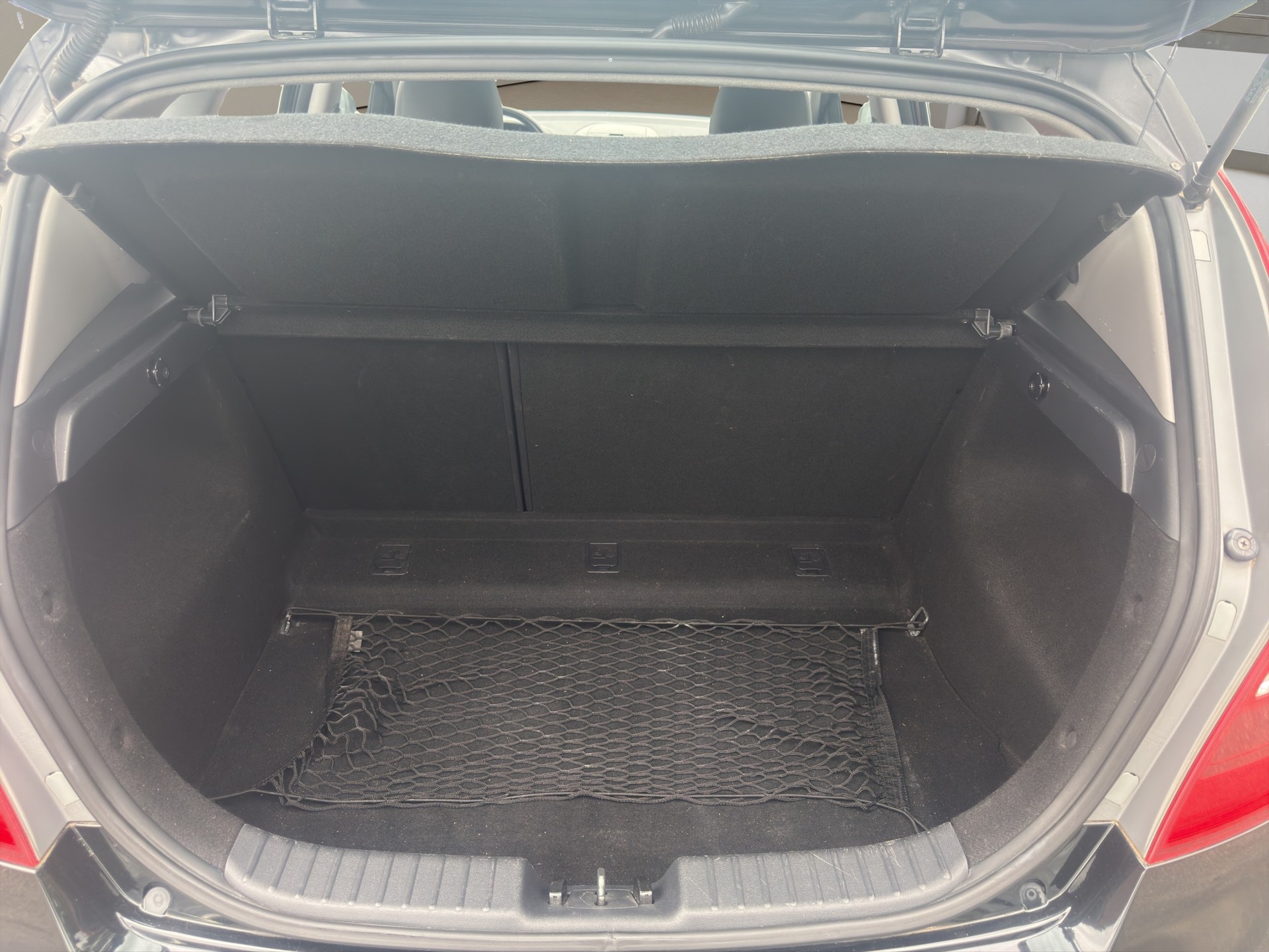 HYUNDAI i30 2.0 Premium-image-13