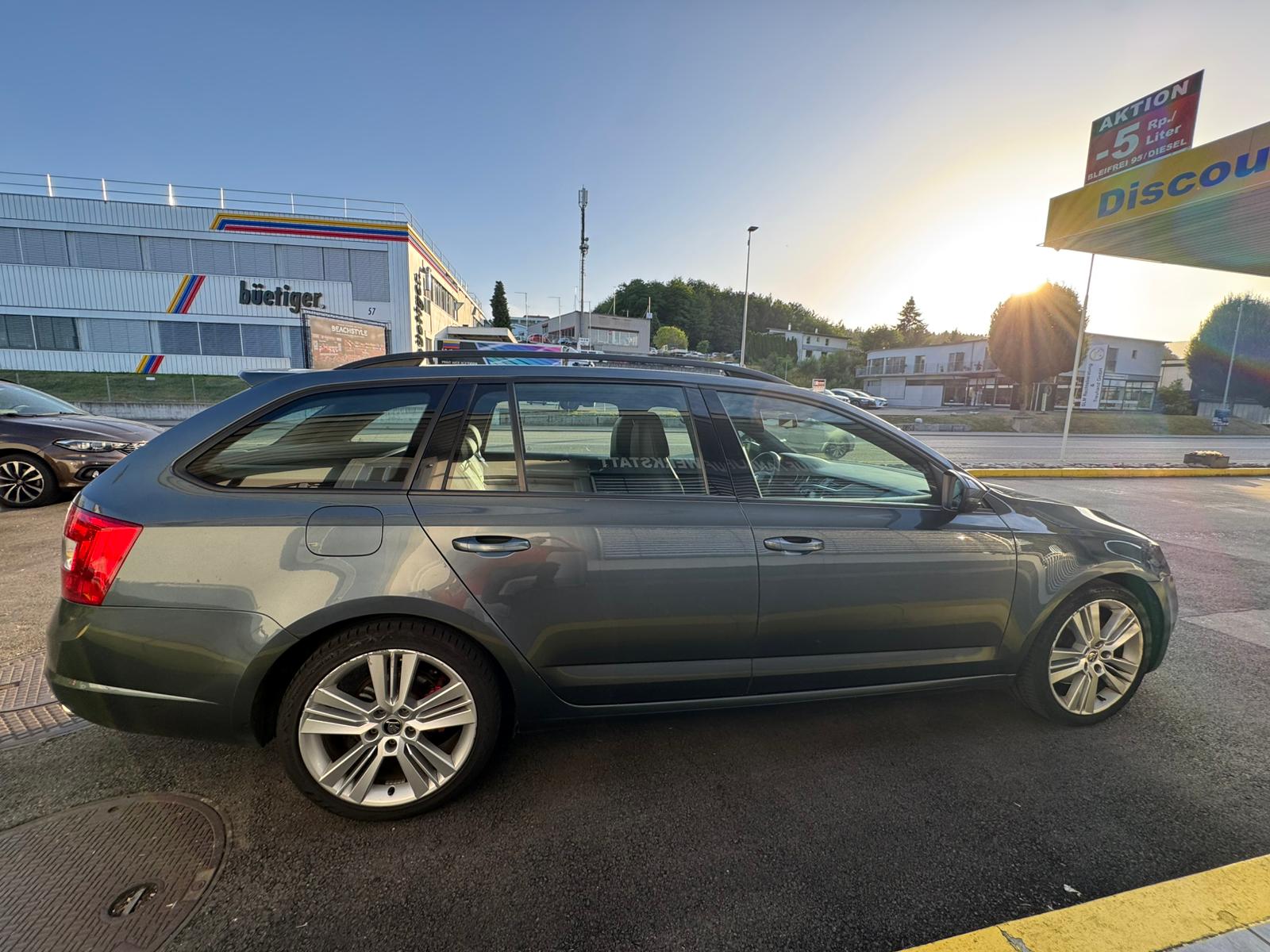 SKODA Octavia Combi 2.0 TDI RS-image-5