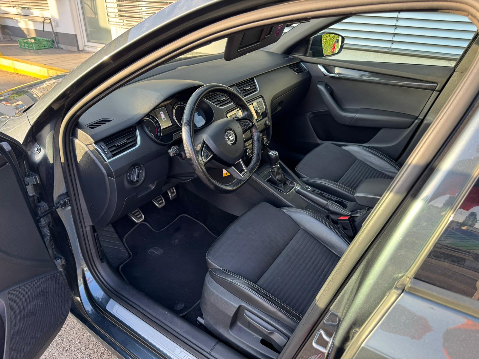 SKODA Octavia Combi 2.0 TDI RS-image-14
