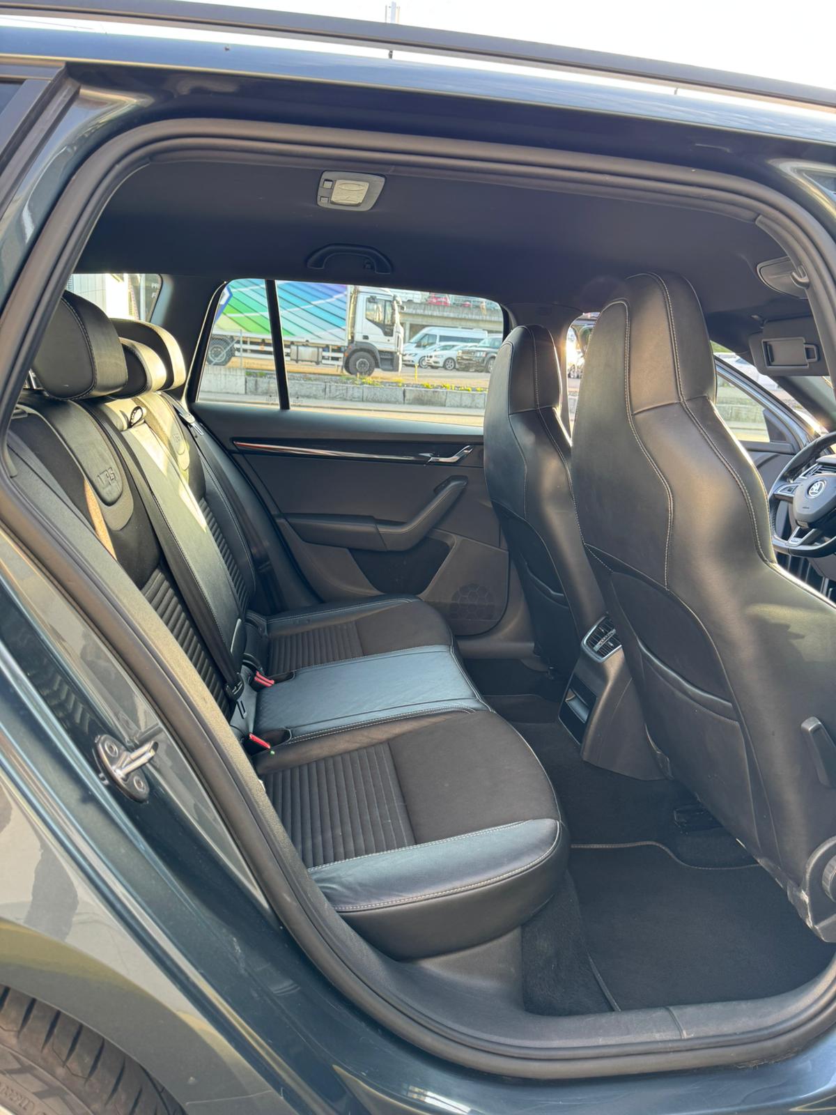 SKODA Octavia Combi 2.0 TDI RS-image-12
