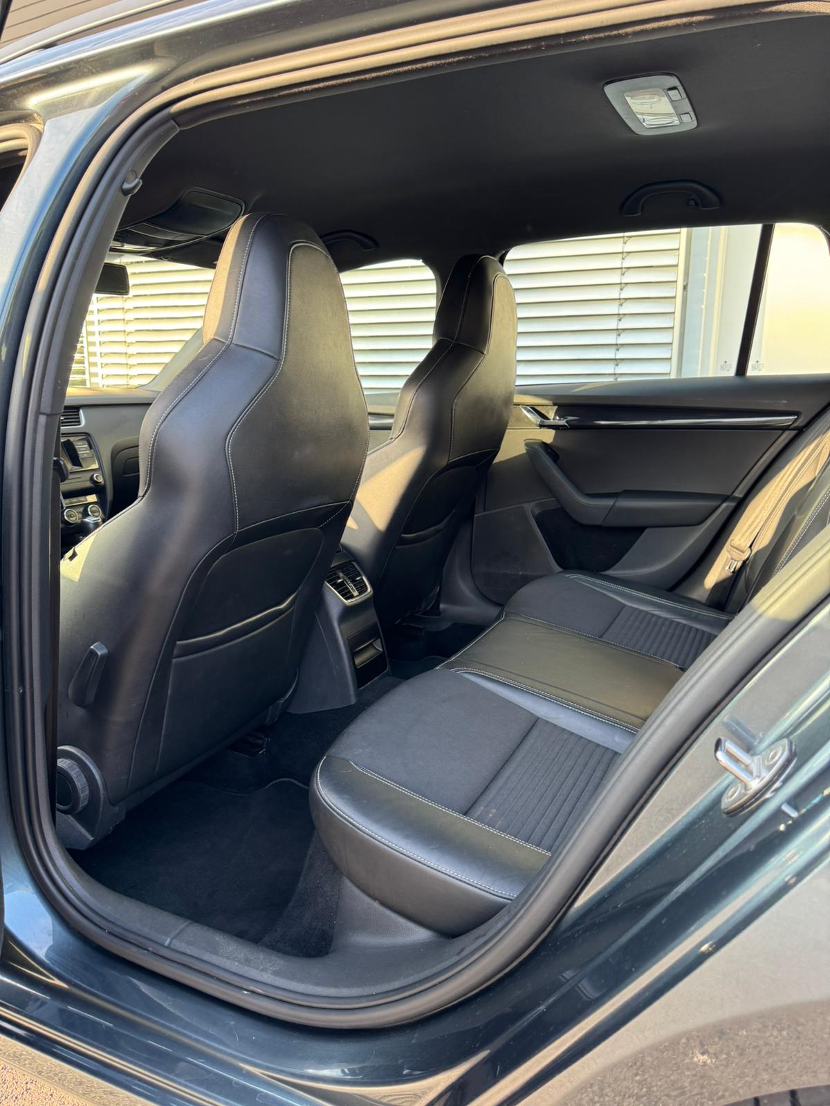 SKODA Octavia Combi 2.0 TDI RS-image-13