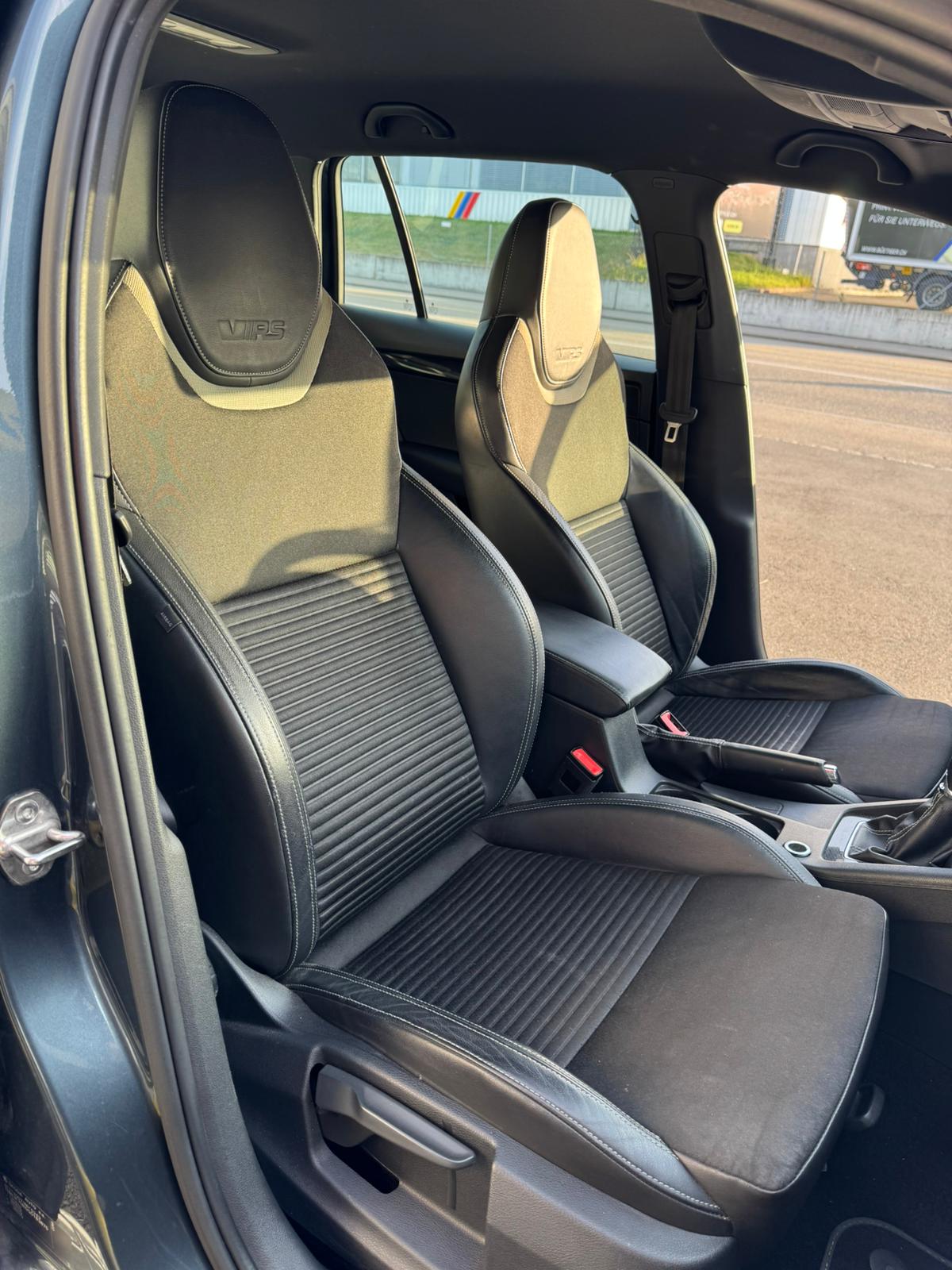 SKODA Octavia Combi 2.0 TDI RS-image-11