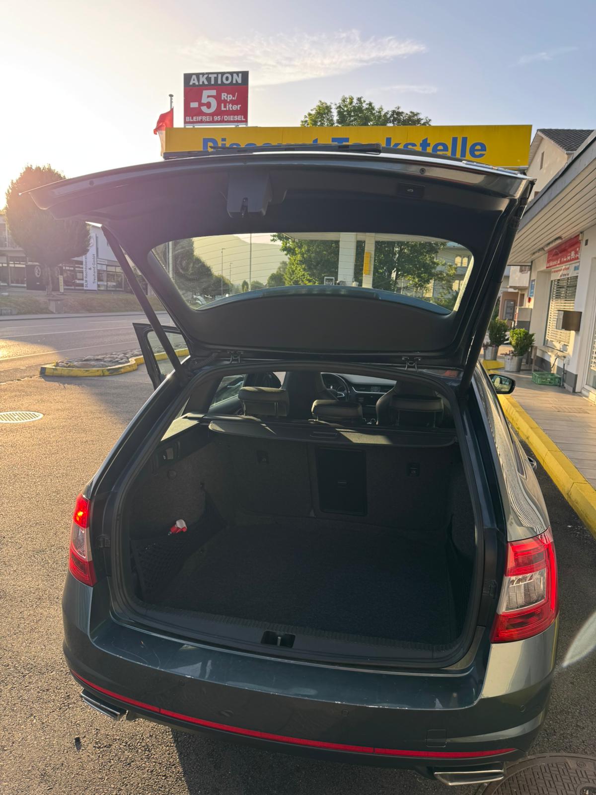SKODA Octavia Combi 2.0 TDI RS-image-6