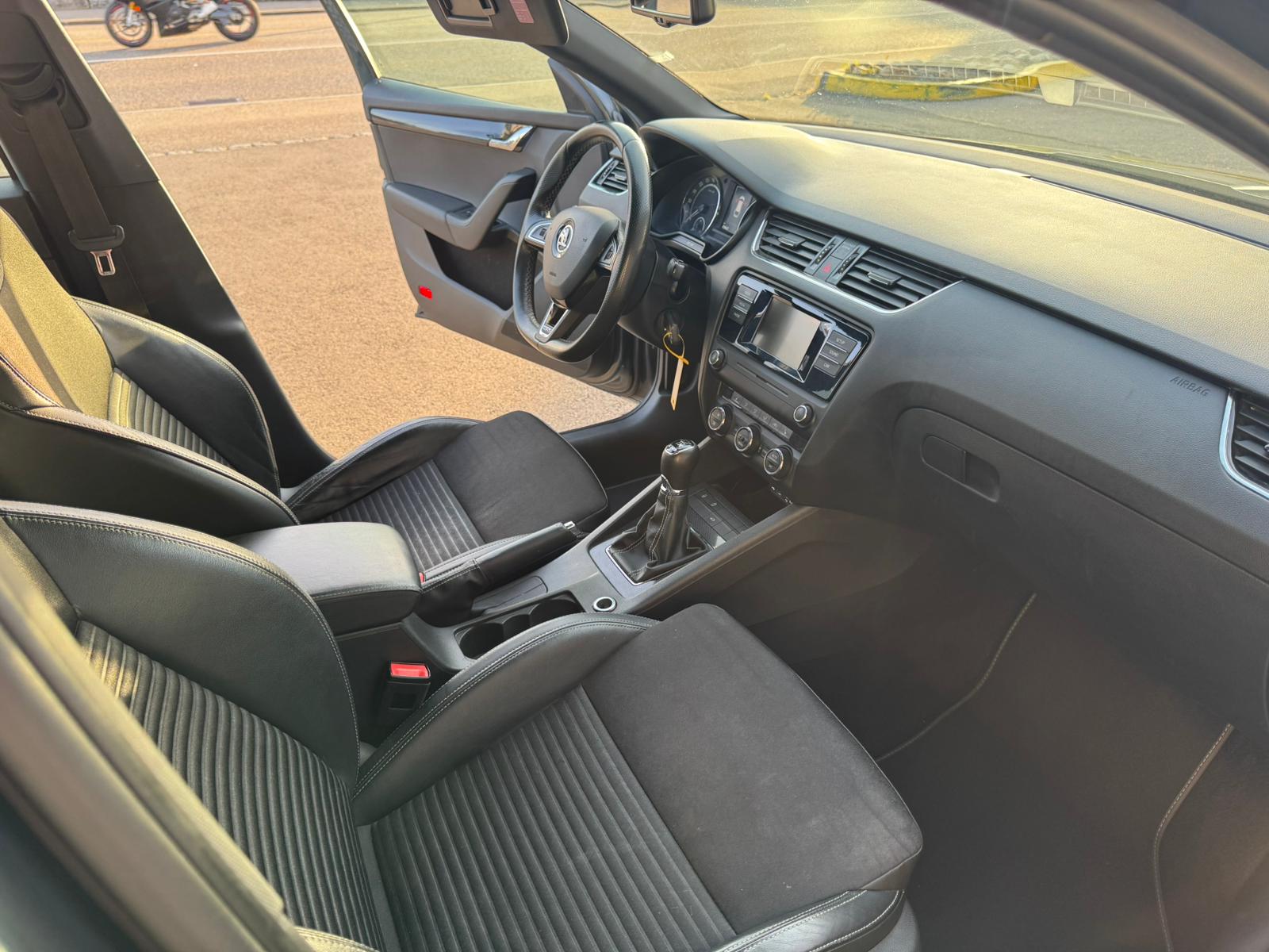 SKODA Octavia Combi 2.0 TDI RS-image-10
