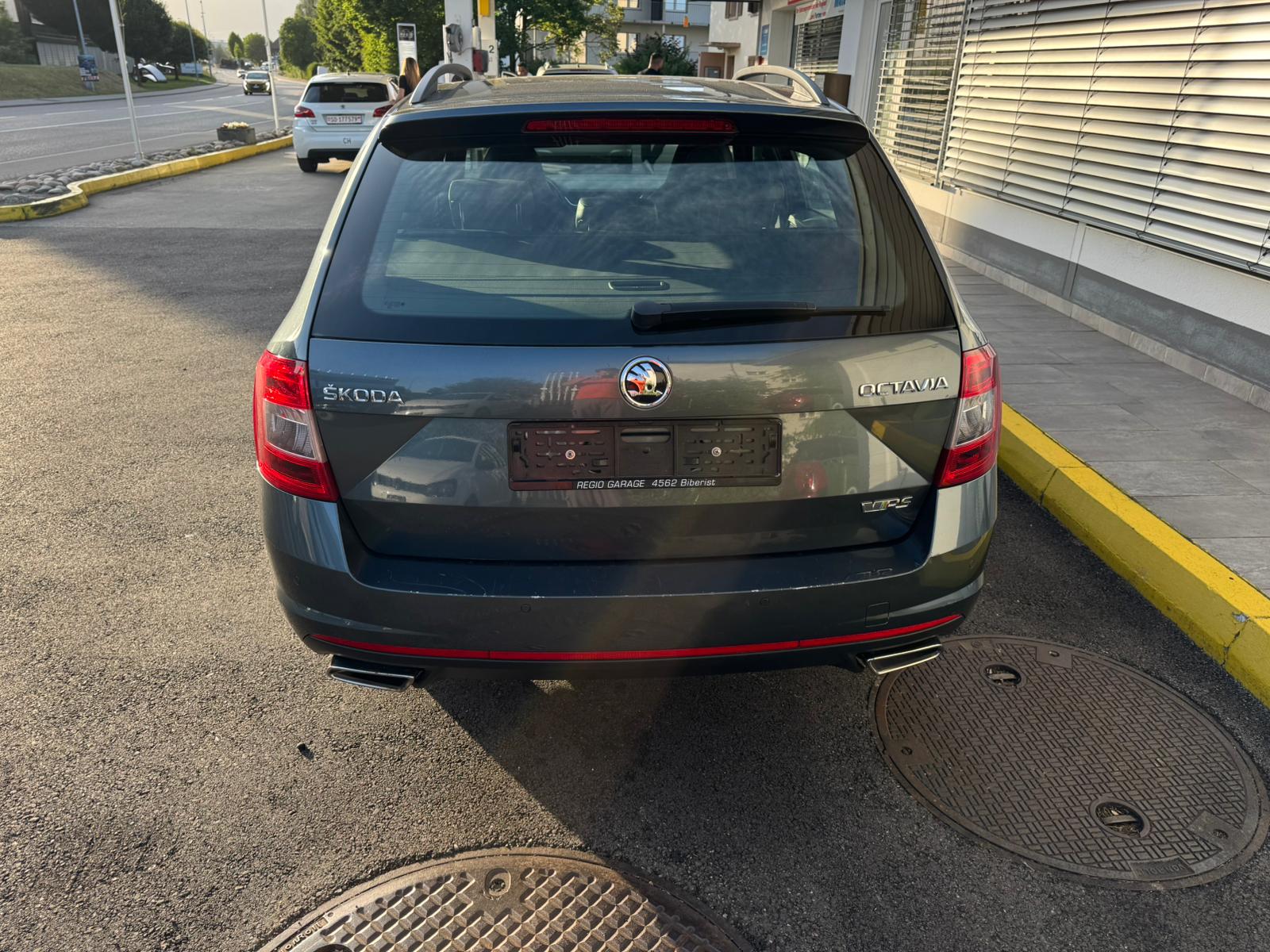 SKODA Octavia Combi 2.0 TDI RS-image-3