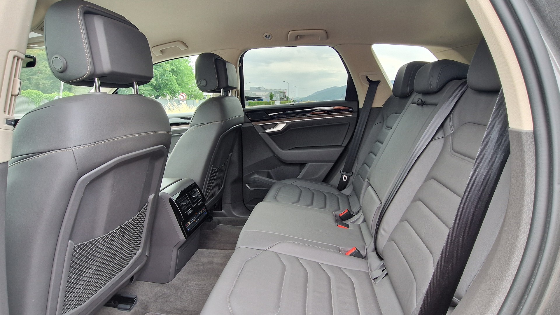 VW Touareg 3.0 TDI Atmosphere Tiptronic-image-12