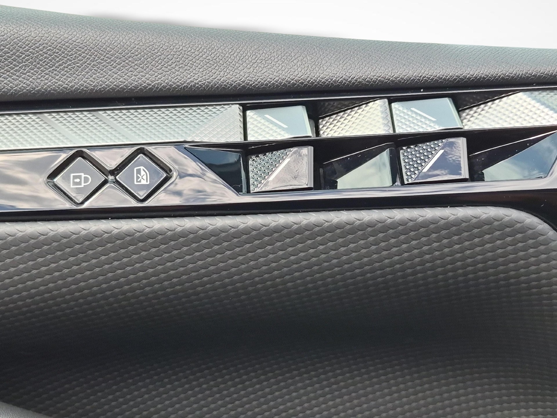 DS AUTOMOBILES 4 1.6 PureTech Rivoli-image-17