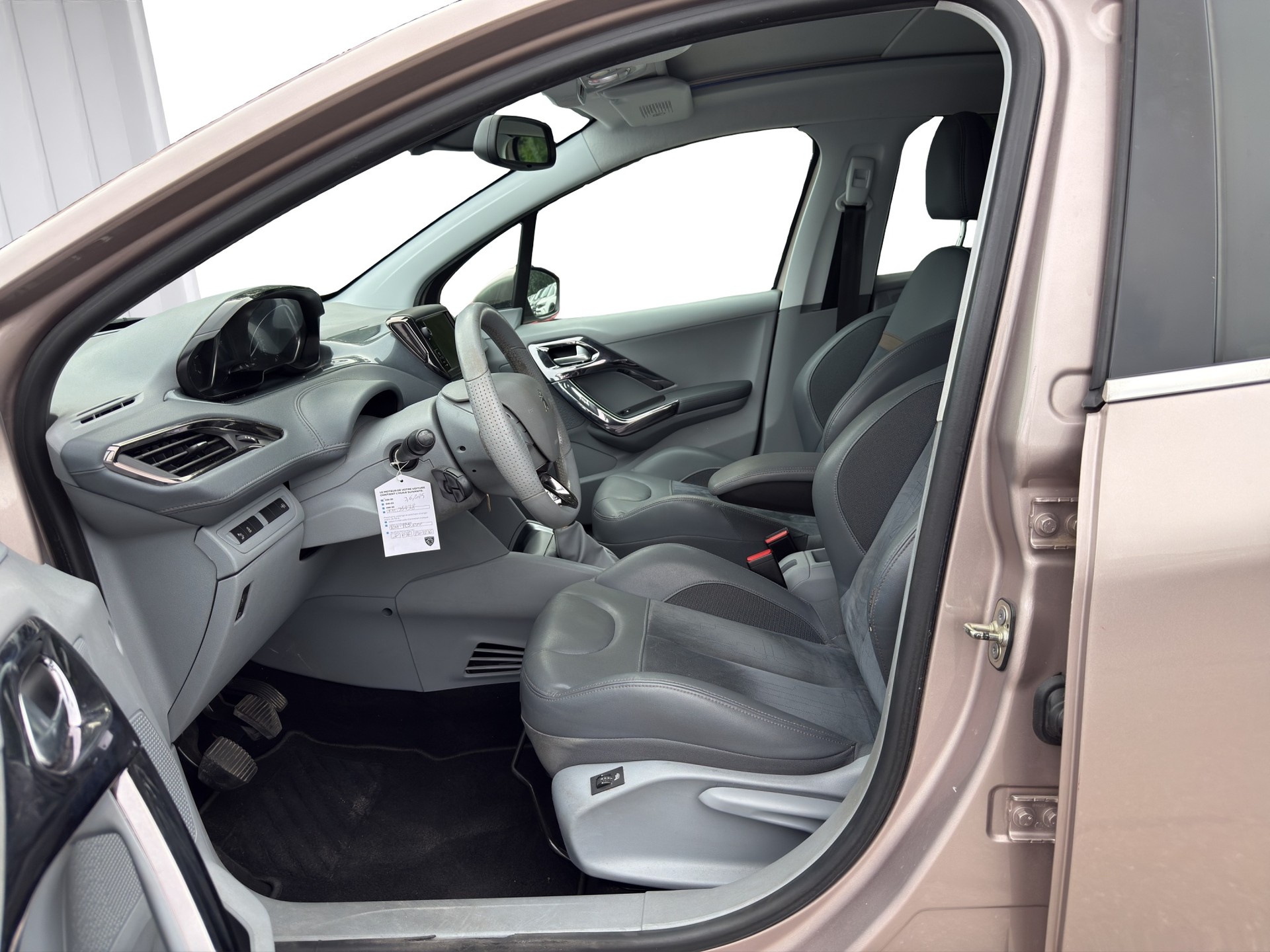 PEUGEOT 208 1.6 VTI Allure-image-11
