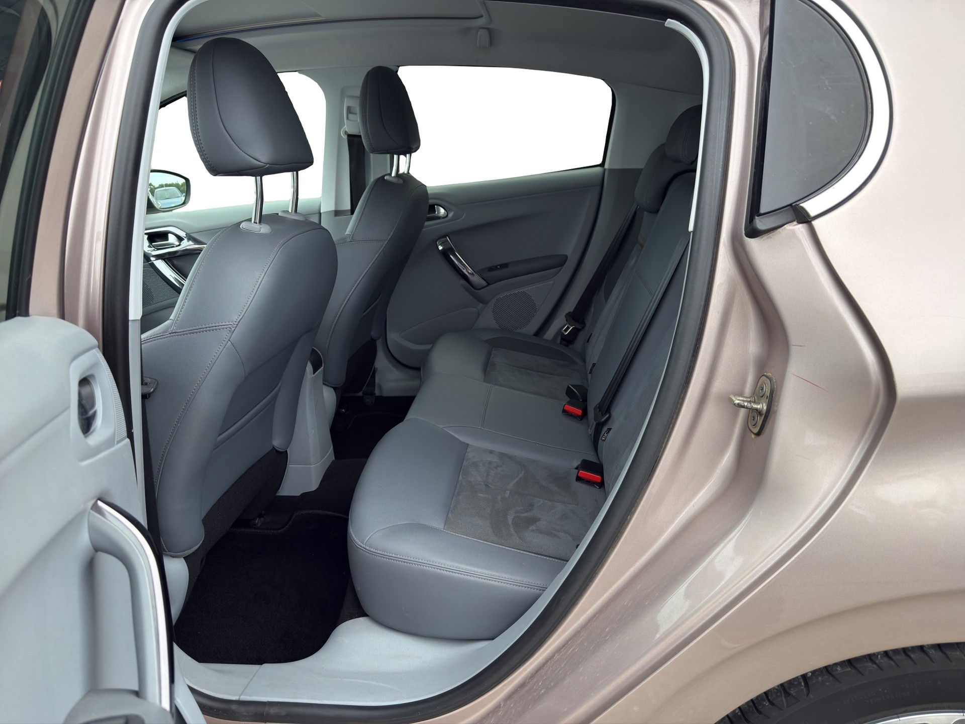 PEUGEOT 208 1.6 VTI Allure-image-12