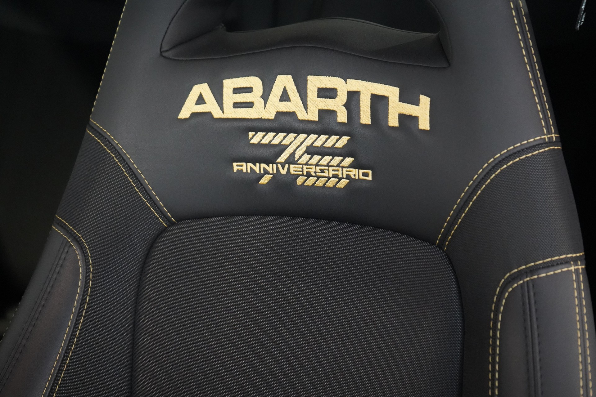 FIAT 695 Abarth 1.4 T-Jet 180 75 Anniversario-image-10
