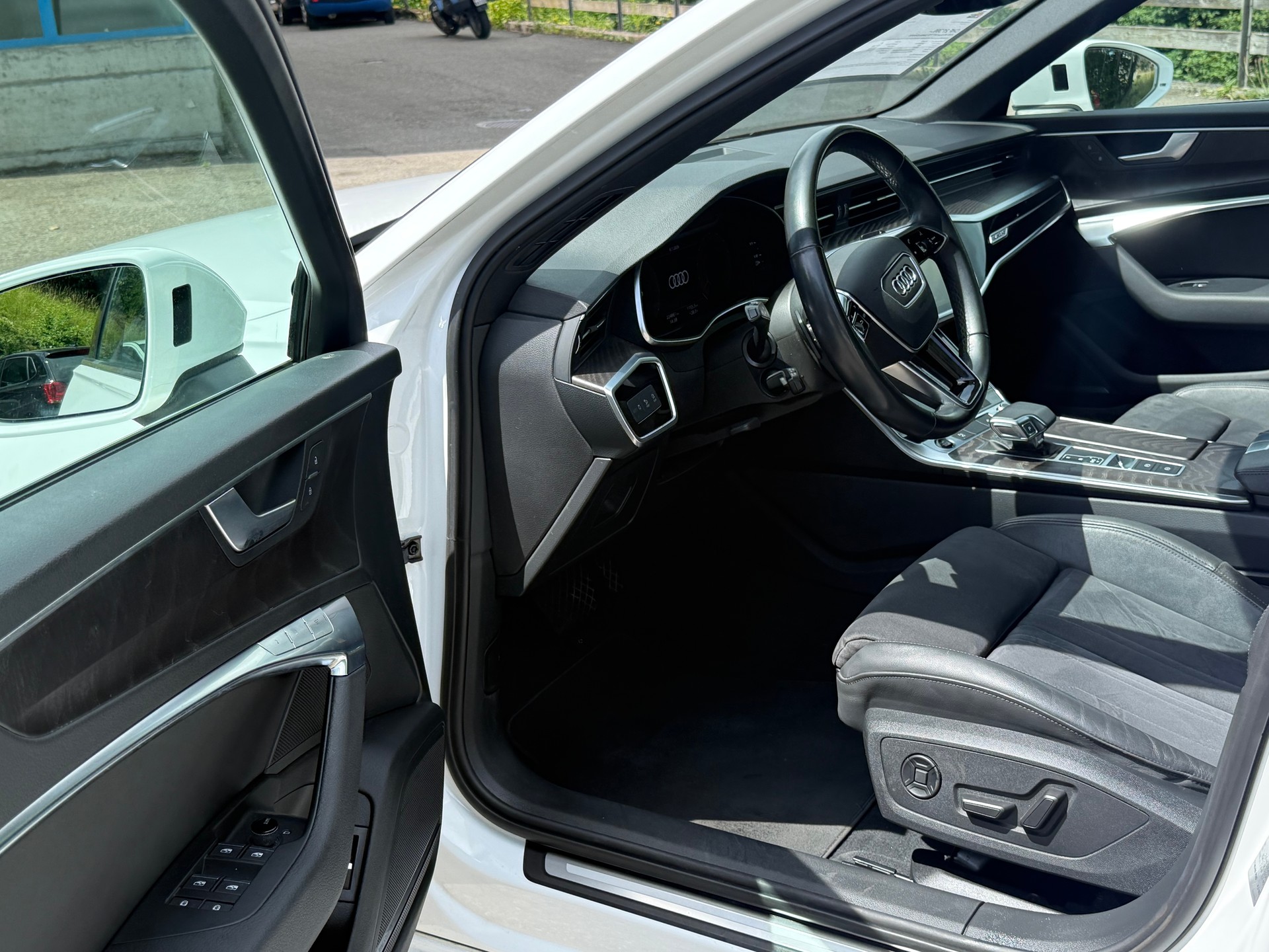 AUDI A6 Avant 45 TFSI quattro S-tronic-image-11