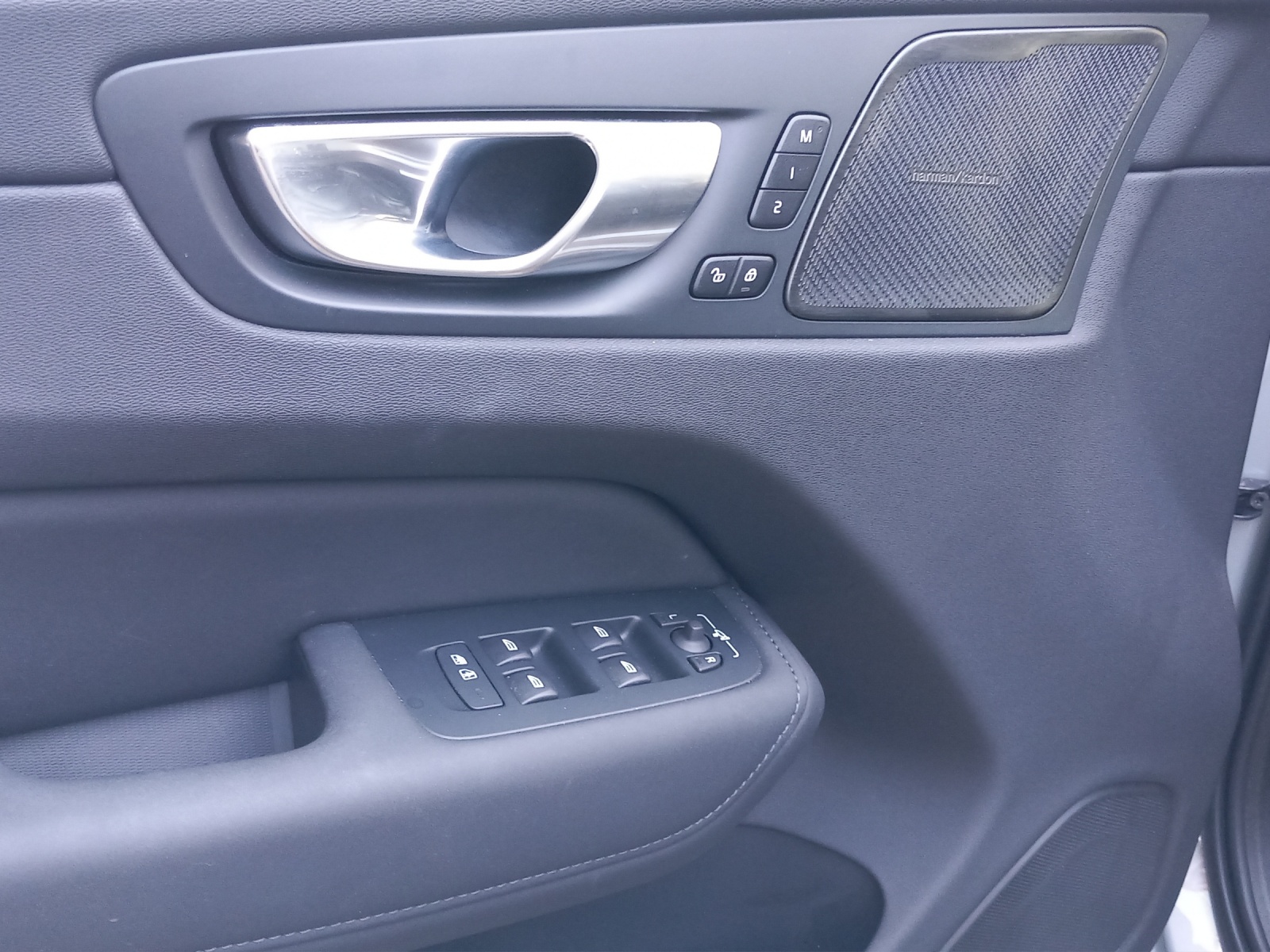 VOLVO XC60 2.0 T6 TE Plus Dark eAWD-image-18