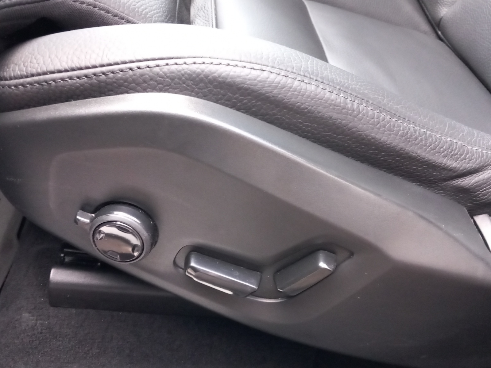 VOLVO XC60 2.0 T6 TE Plus Dark eAWD-image-17