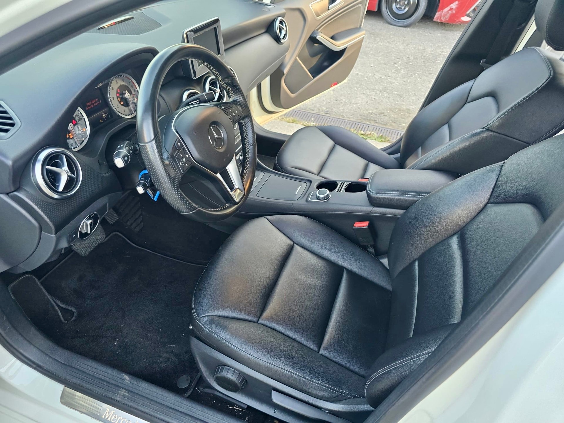 MERCEDES-BENZ A 180 Style 7G-DCT-image-10