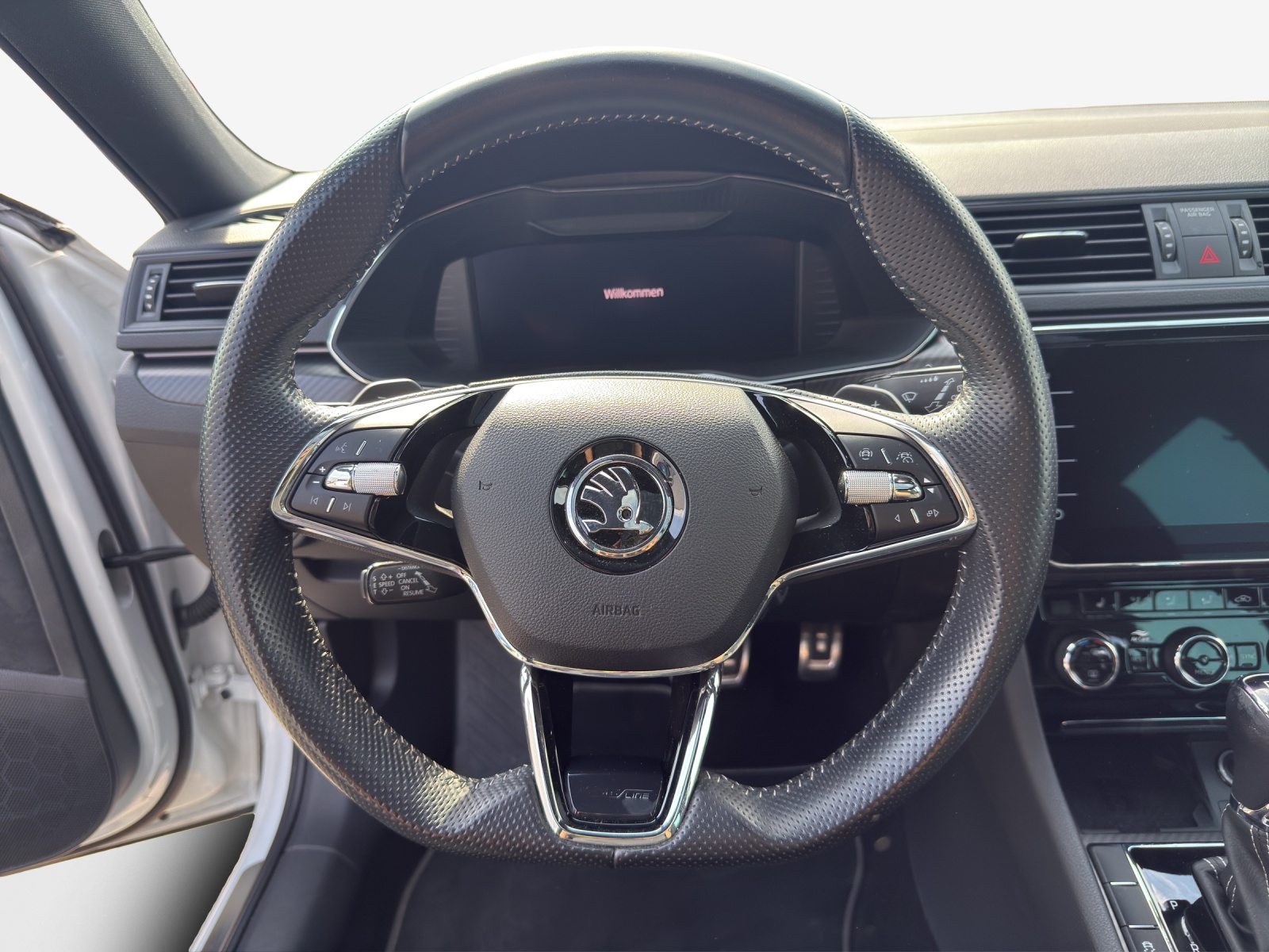 SKODA Superb Combi 2.0 TSI SportLine 4x4 DSG-image-9