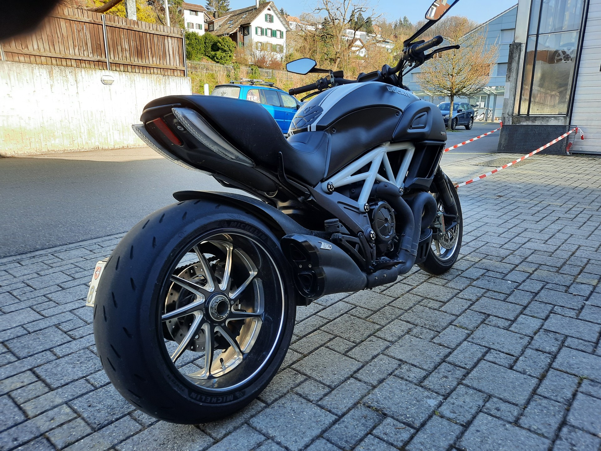 DUCATI Diavel 1200 Carbon Red-image-2