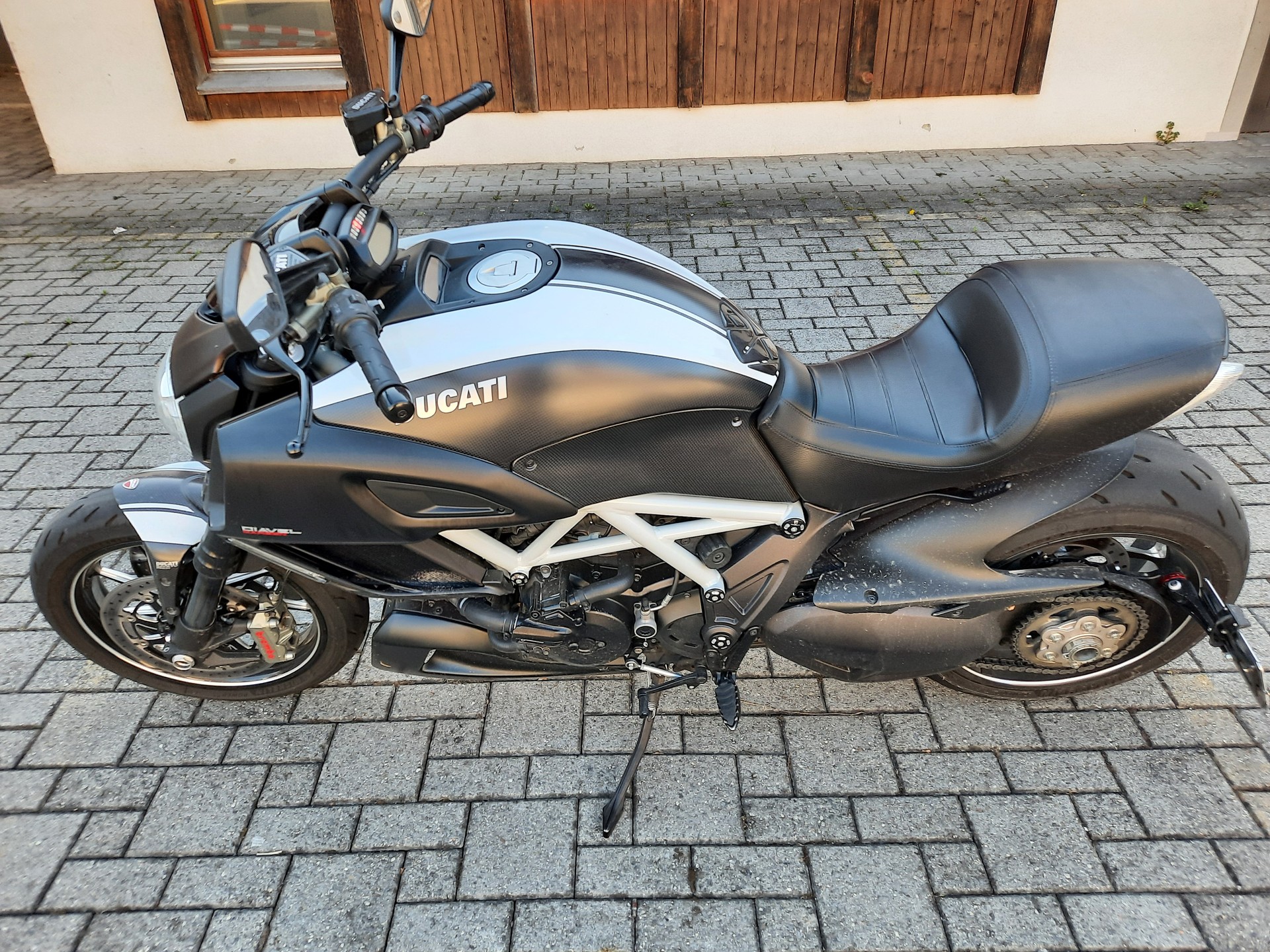 DUCATI Diavel 1200 Carbon Red-image-4