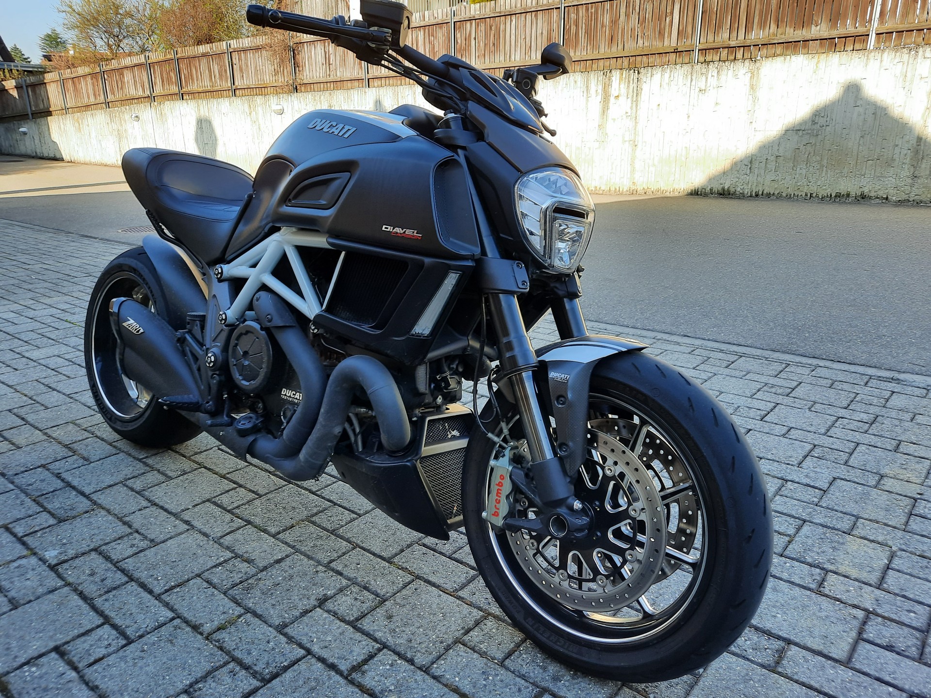 DUCATI Diavel 1200 Carbon Red