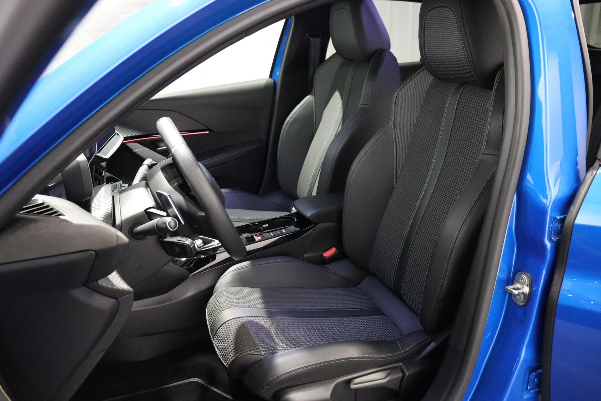 PEUGEOT 208 1.2 PureTech 130 GT Line-image-4