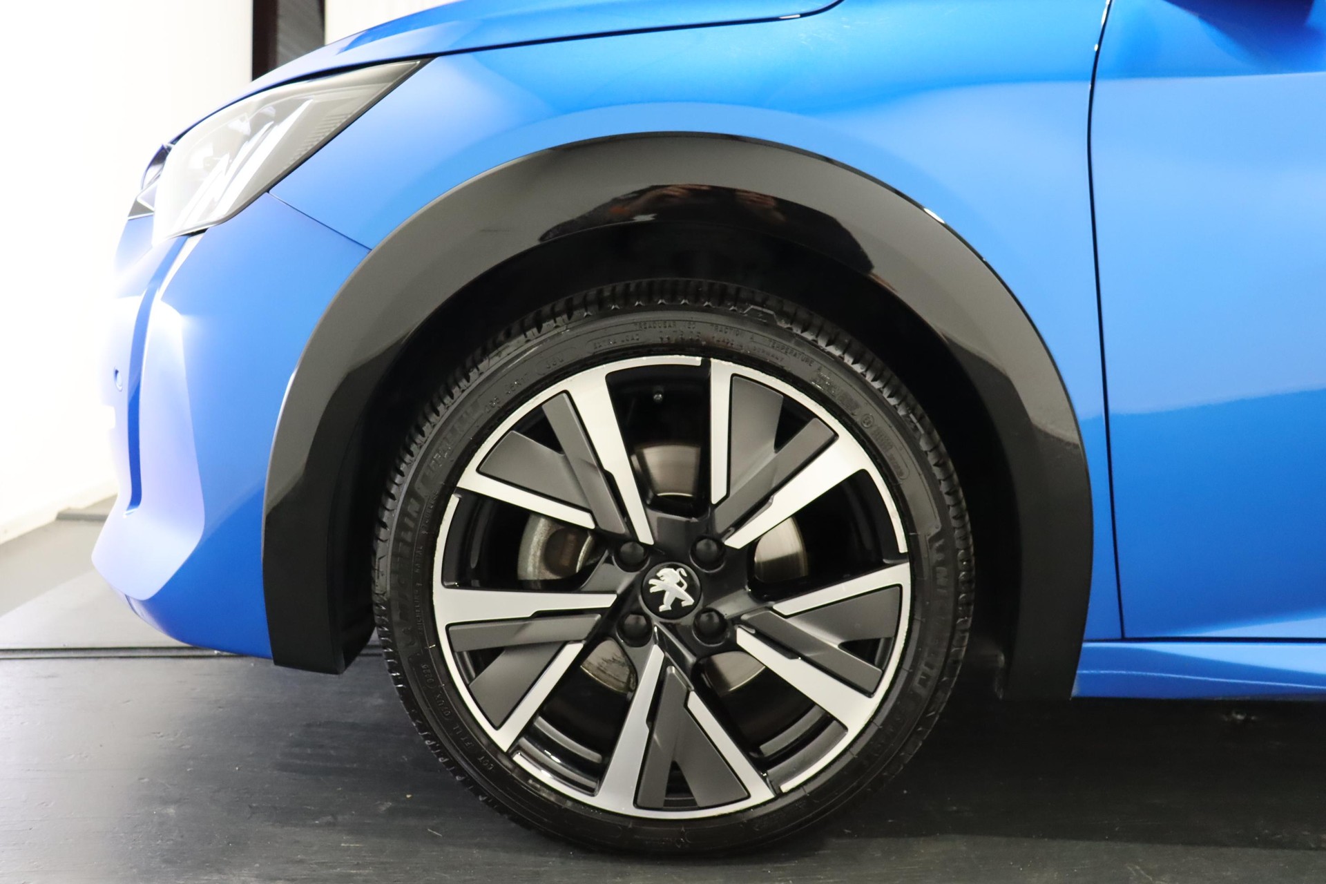 PEUGEOT 208 1.2 PureTech 130 GT Line-image-15