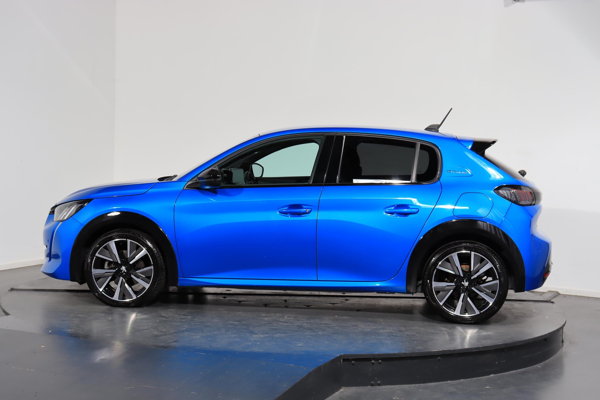 PEUGEOT 208 1.2 PureTech 130 GT Line-image-1