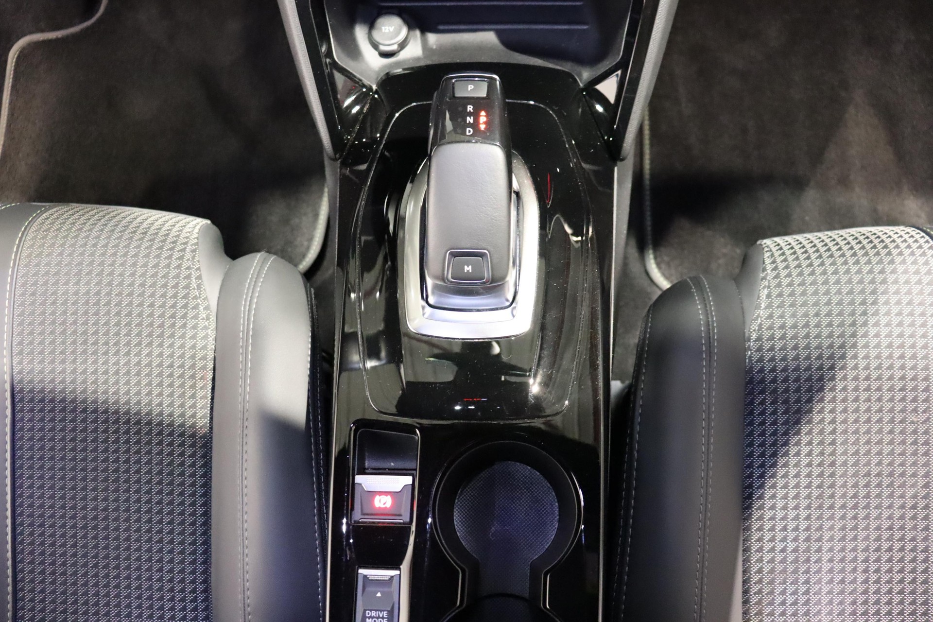 PEUGEOT 208 1.2 PureTech 130 GT Line-image-8
