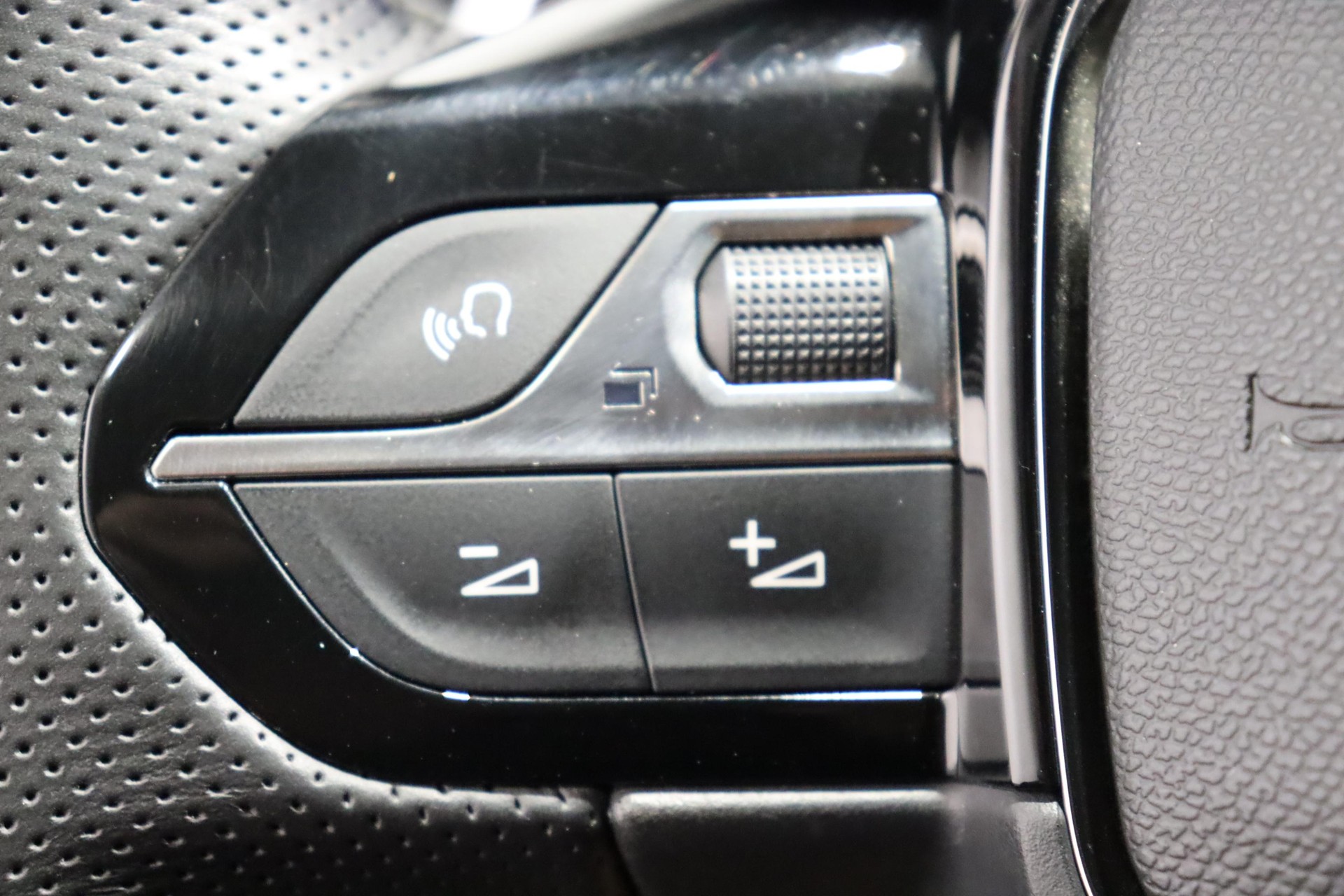 PEUGEOT 208 1.2 PureTech 130 GT Line-image-9