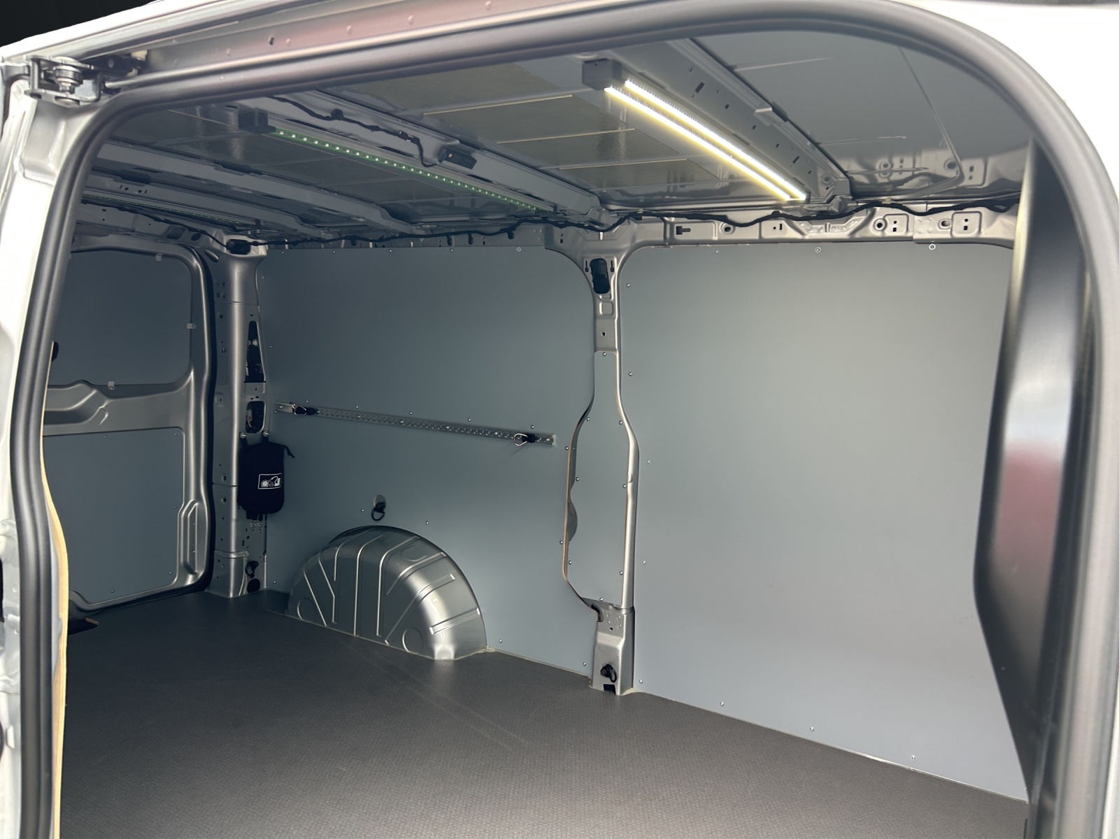 VW Transporter 2.0 TDI 4Motion Lang Automat * Heckflügeltüren *-image-10