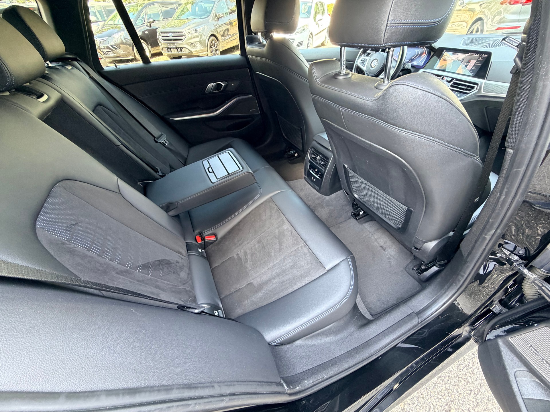 BMW 320d xDrive 48V Touring M Sport Steptronic-image-12