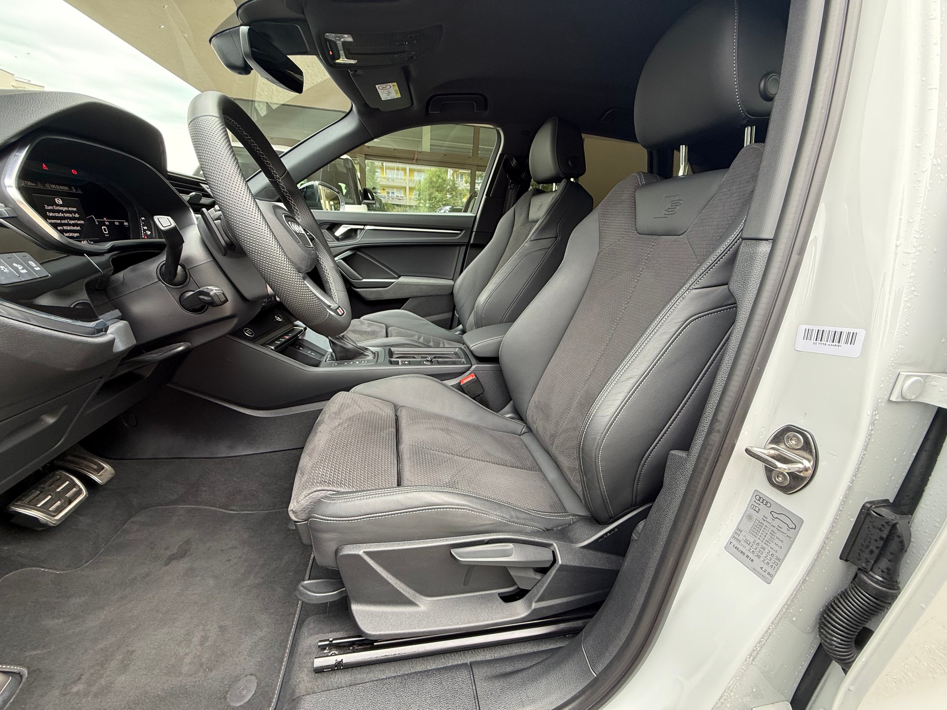 AUDI Q3 40 TDI S line quattro S-tronic-image-9