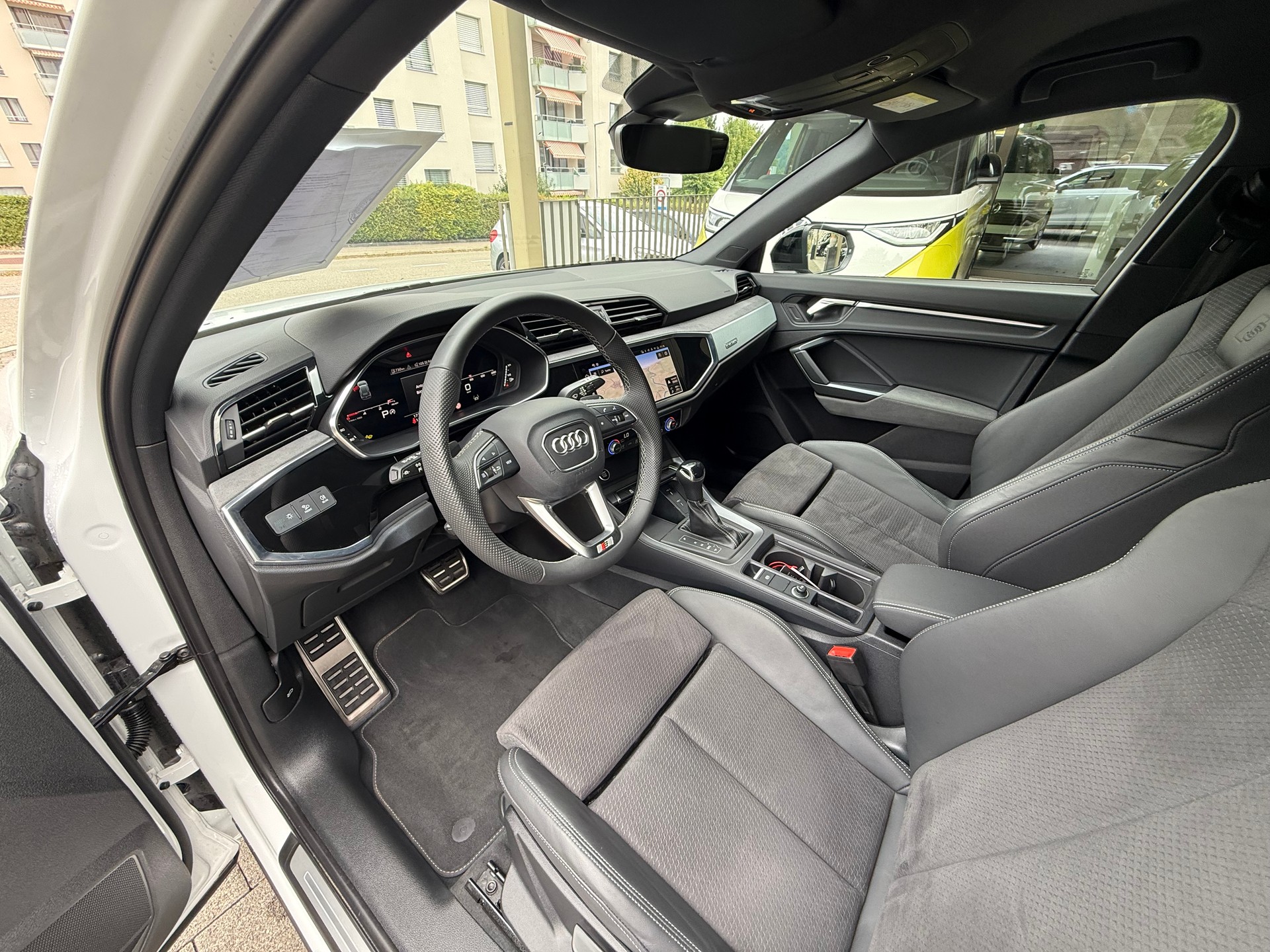 AUDI Q3 40 TDI S line quattro S-tronic-image-4