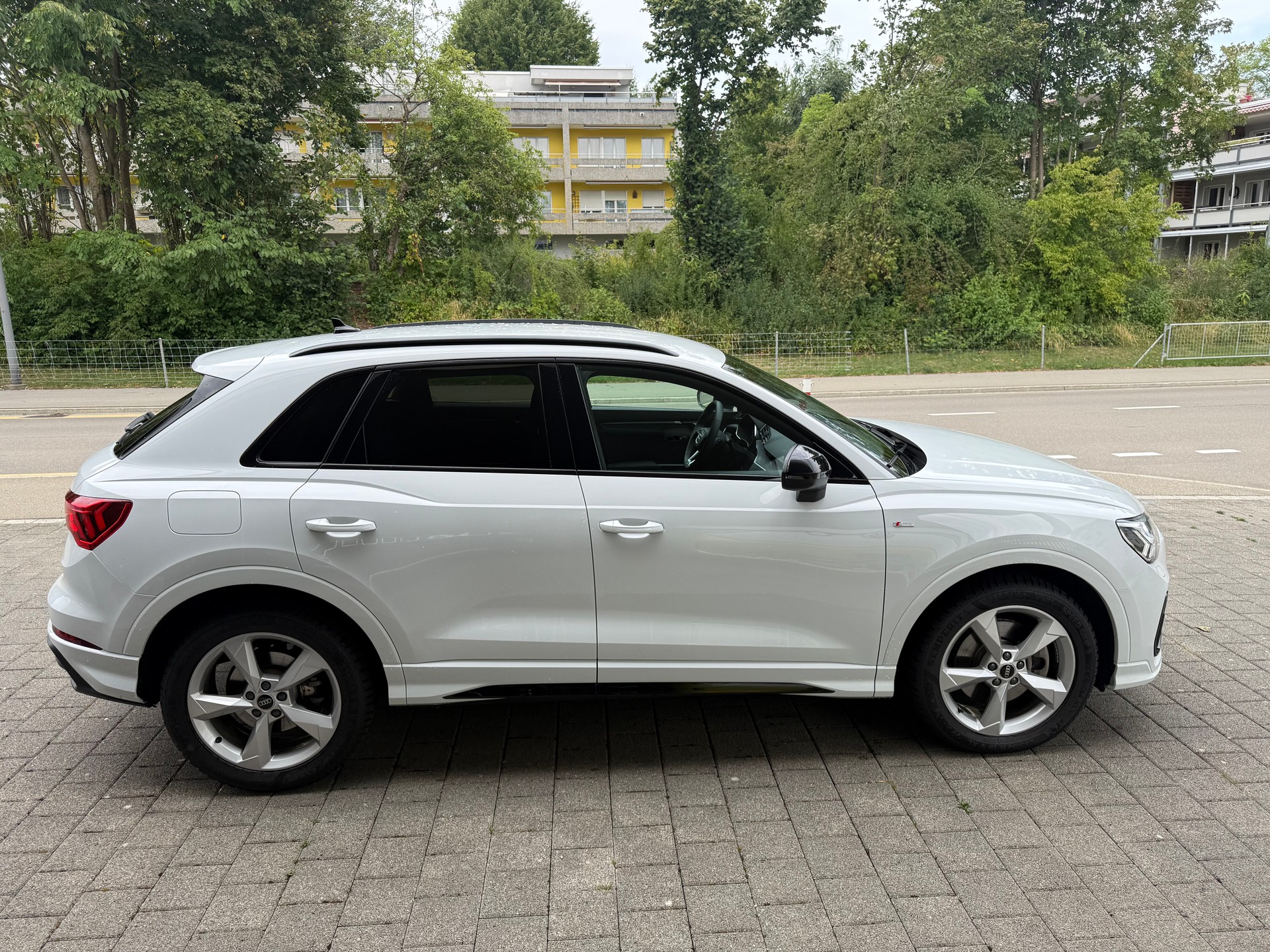 AUDI Q3 40 TDI S line quattro S-tronic-image-3