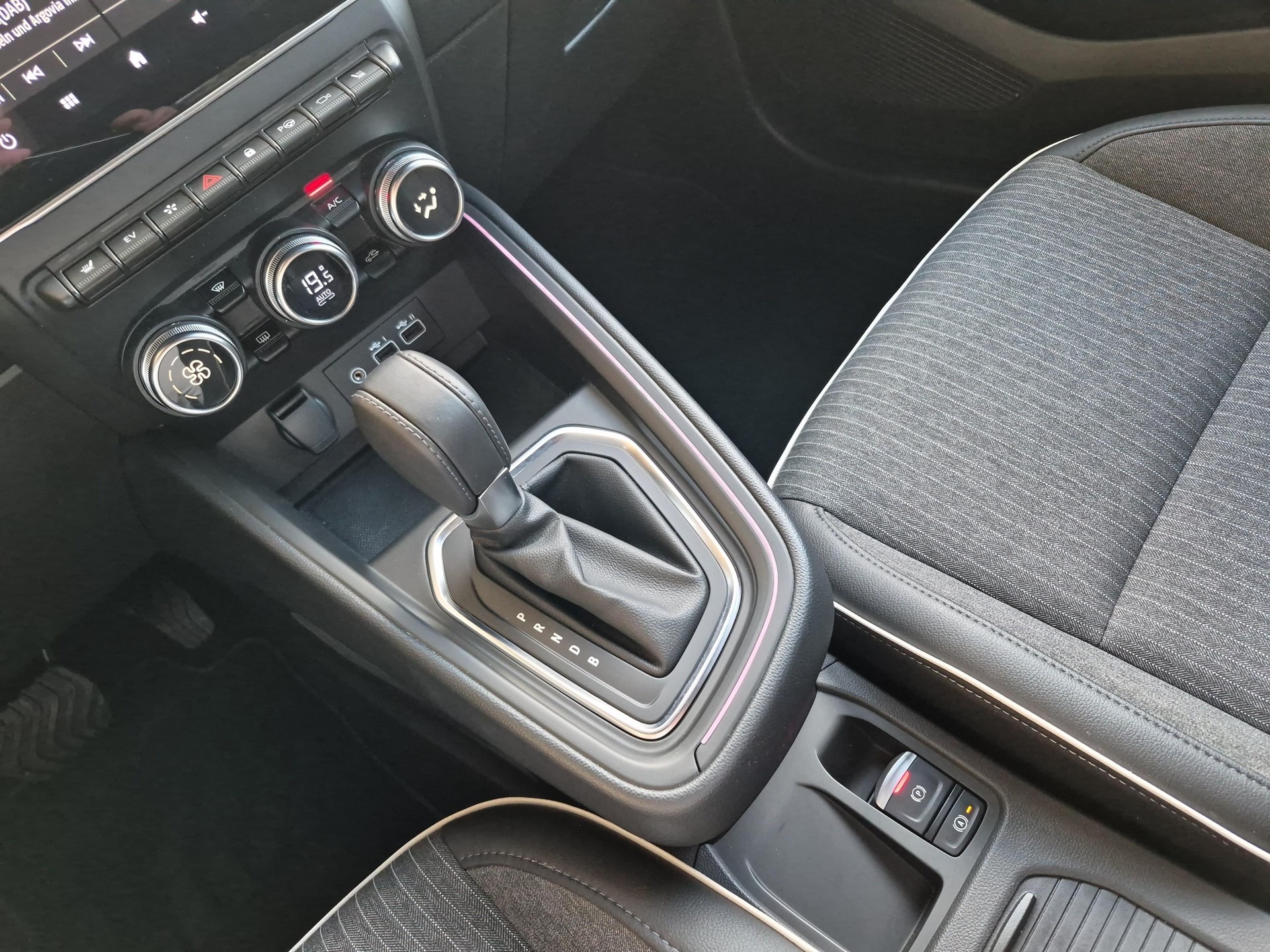 MITSUBISHI Colt 1.6 HEV Instyle-image-15