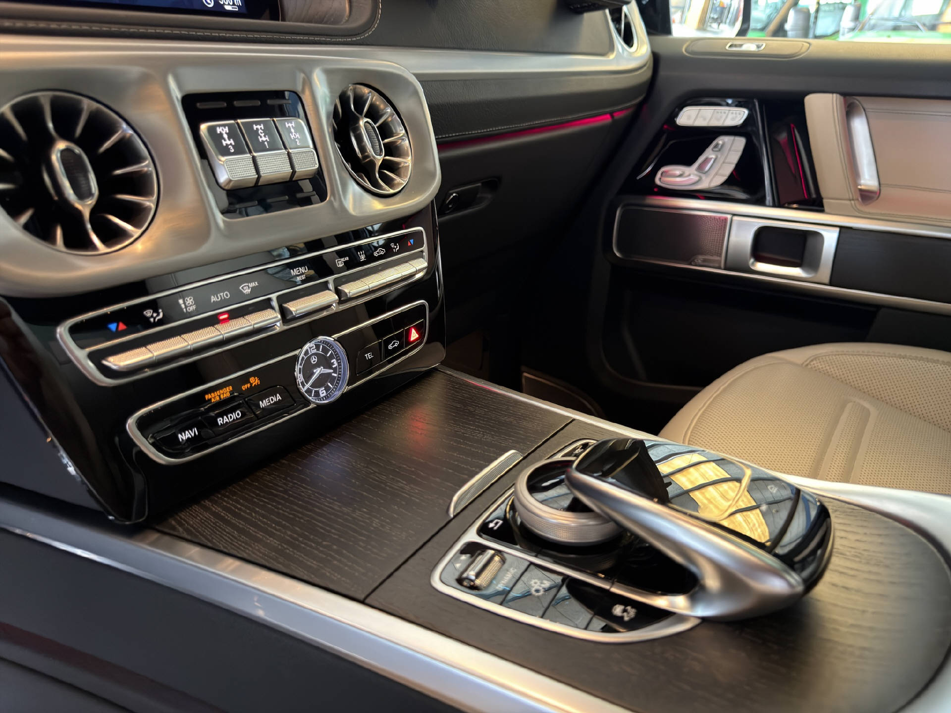 MERCEDES-BENZ G 500 AMG Line-image-18