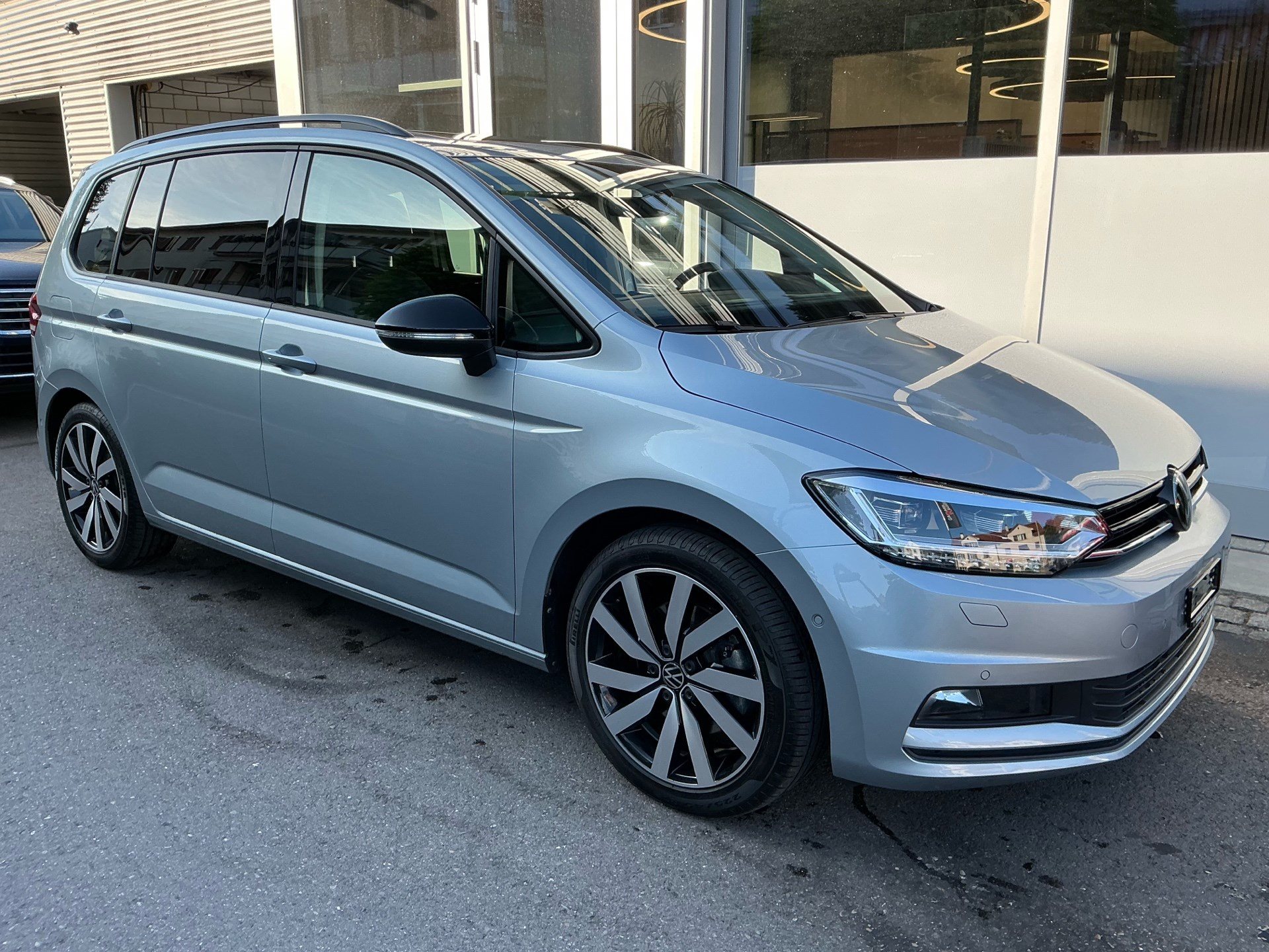 VW Touran Highline *** VOLLAUSSTATTUNG MIT VW GARANTIE BIS 2029 !!! ***-showroom-element-2