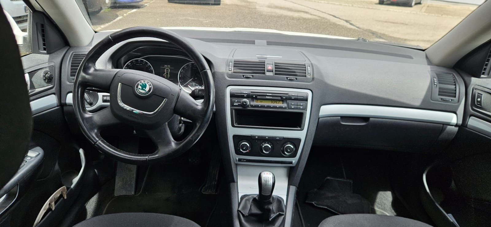 SKODA Octavia Combi 1.6 TDI Adventure 4x4-image-8