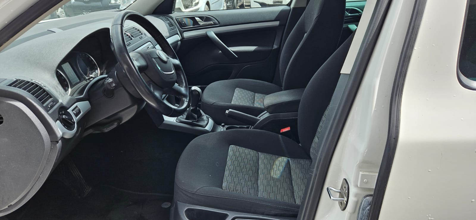SKODA Octavia Combi 1.6 TDI Adventure 4x4-image-5