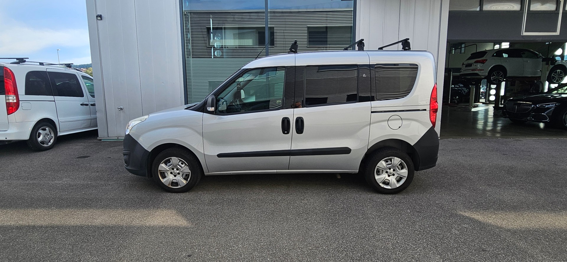 OPEL Behindertengerecht-Rampe / 4-Sitze & ein Rollstuhlfahrer/in-image-0