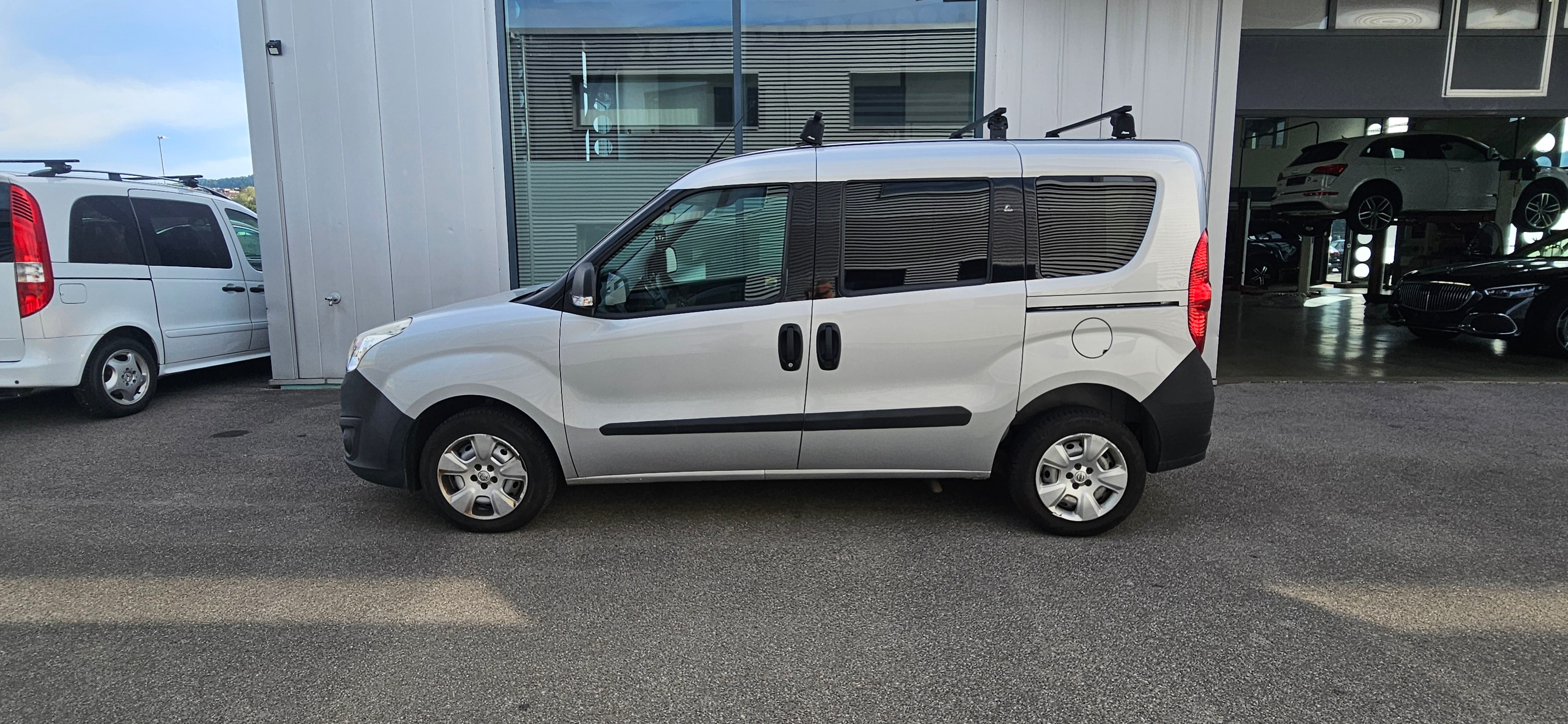 OPEL Behindertengerecht-Rampe / 4-Sitze & ein Rollstuhlfahrer/in — slika 1