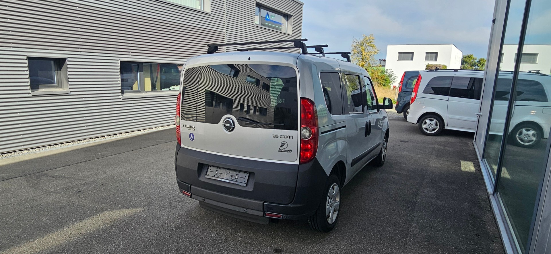 OPEL Behindertengerecht-Rampe / 4-Sitze & ein Rollstuhlfahrer/in-image-6