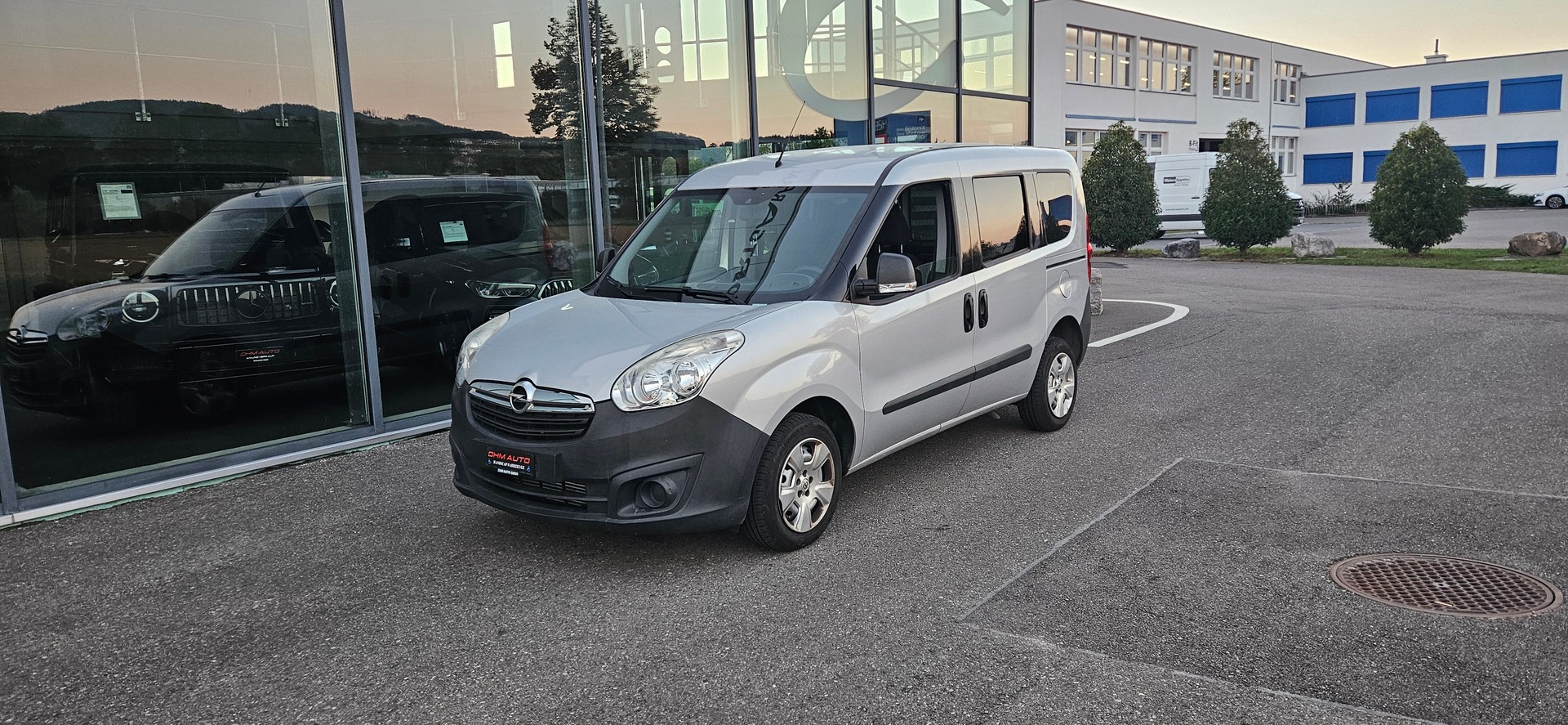 OPEL Behindertengerecht-Rampe / 4-Sitze & ein Rollstuhlfahrer/in