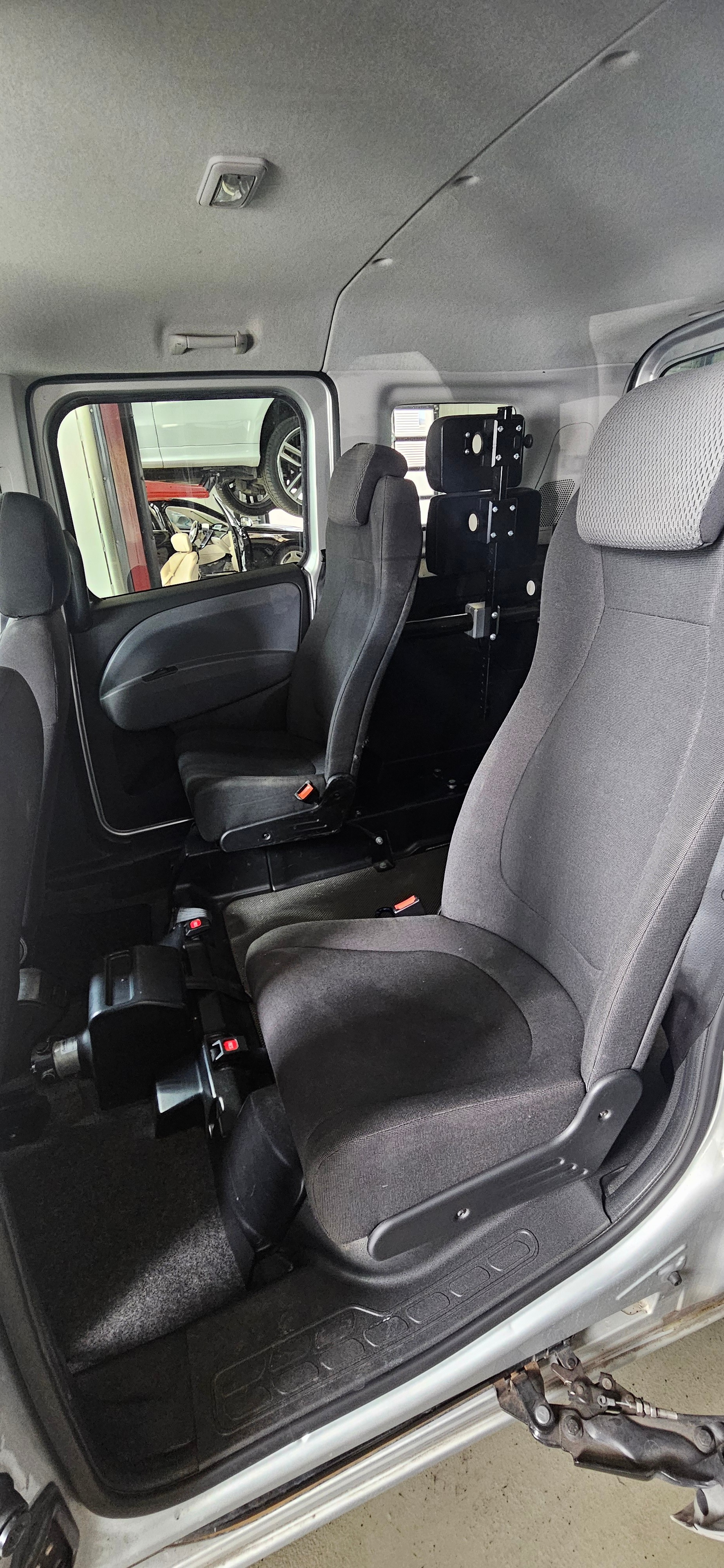 OPEL Behindertengerecht-Rampe / 4-Sitze & ein Rollstuhlfahrer/in-image-13